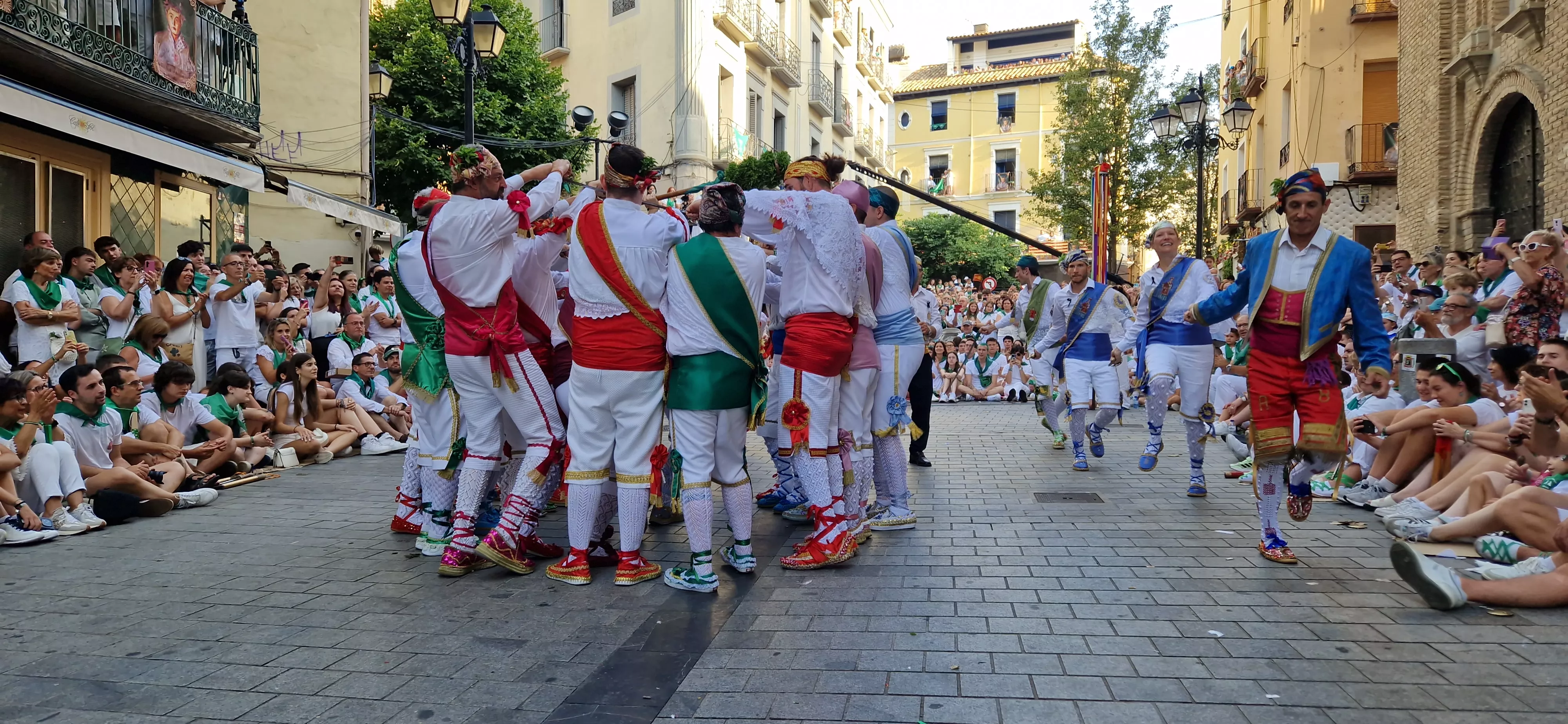 Actuación de los Danzantes en la plaza de San Lorenzo. Foto Myriam Martínez