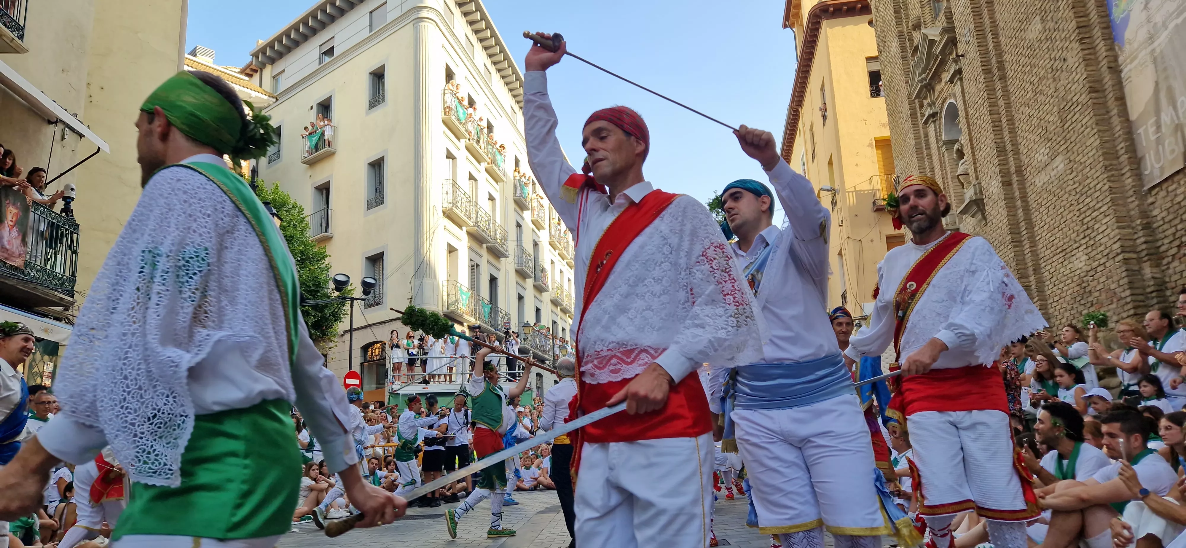 Actuación de los Danzantes en la plaza de San Lorenzo. Foto Myriam Martínez