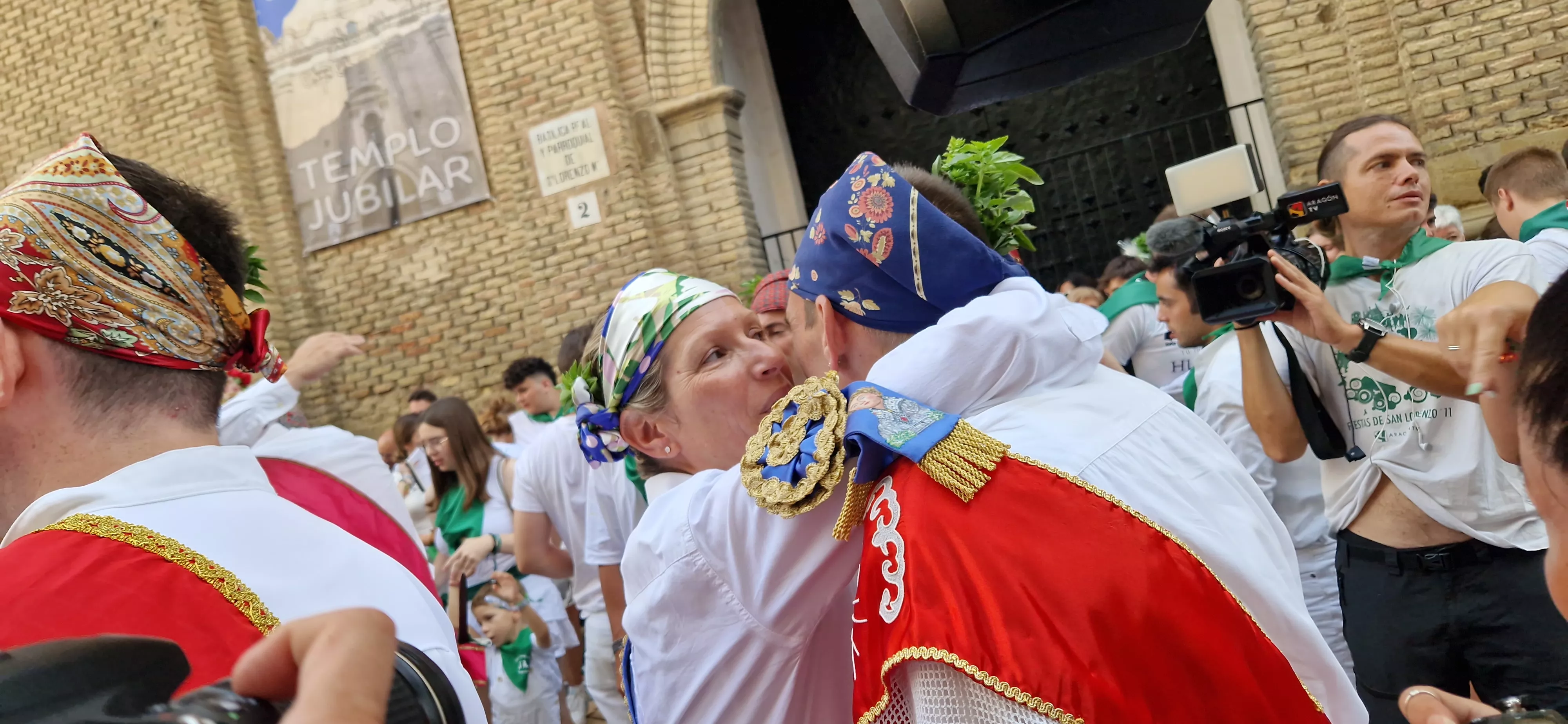 Actuación de los Danzantes en la plaza de San Lorenzo. Foto Myriam Martínez