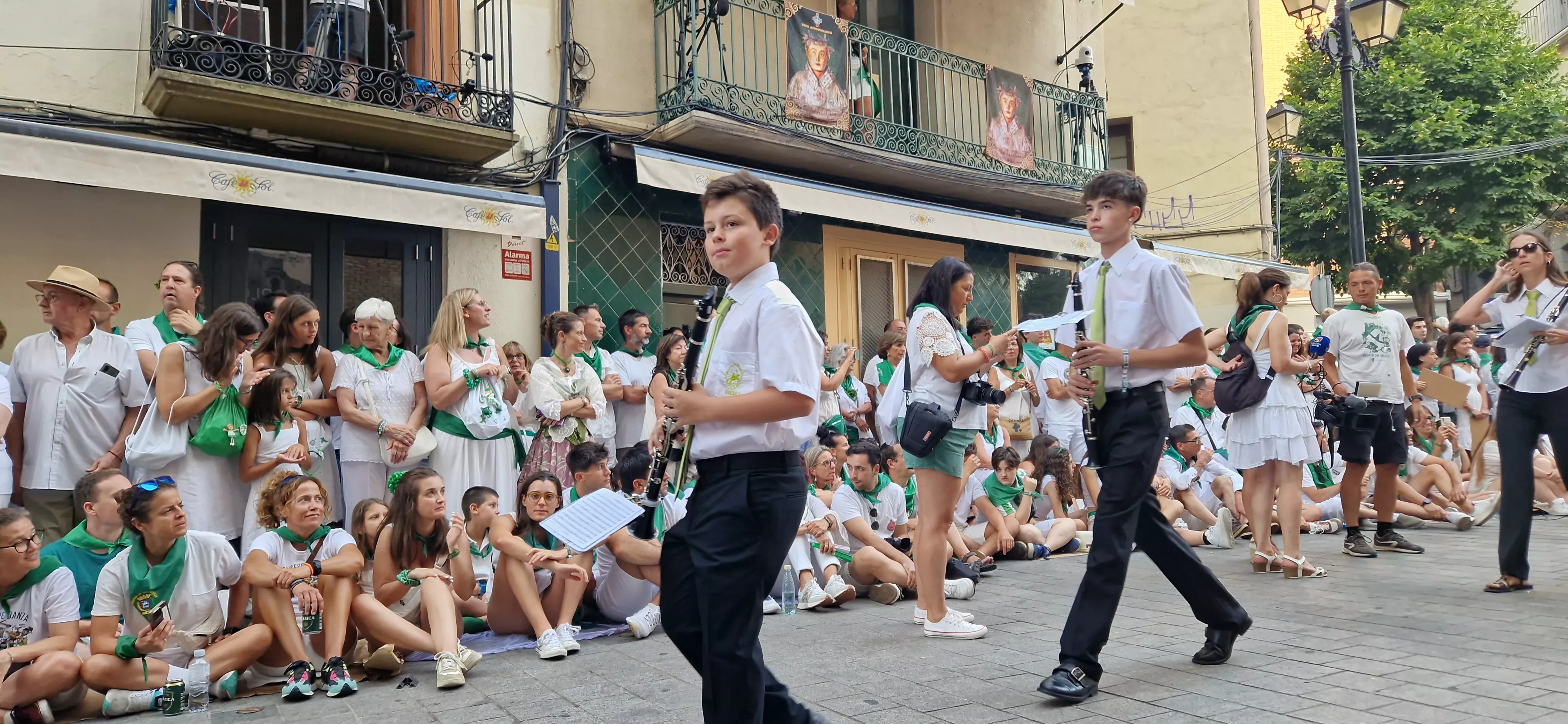 Actuación de los Danzantes en la plaza de San Lorenzo. Foto Myriam Martínez