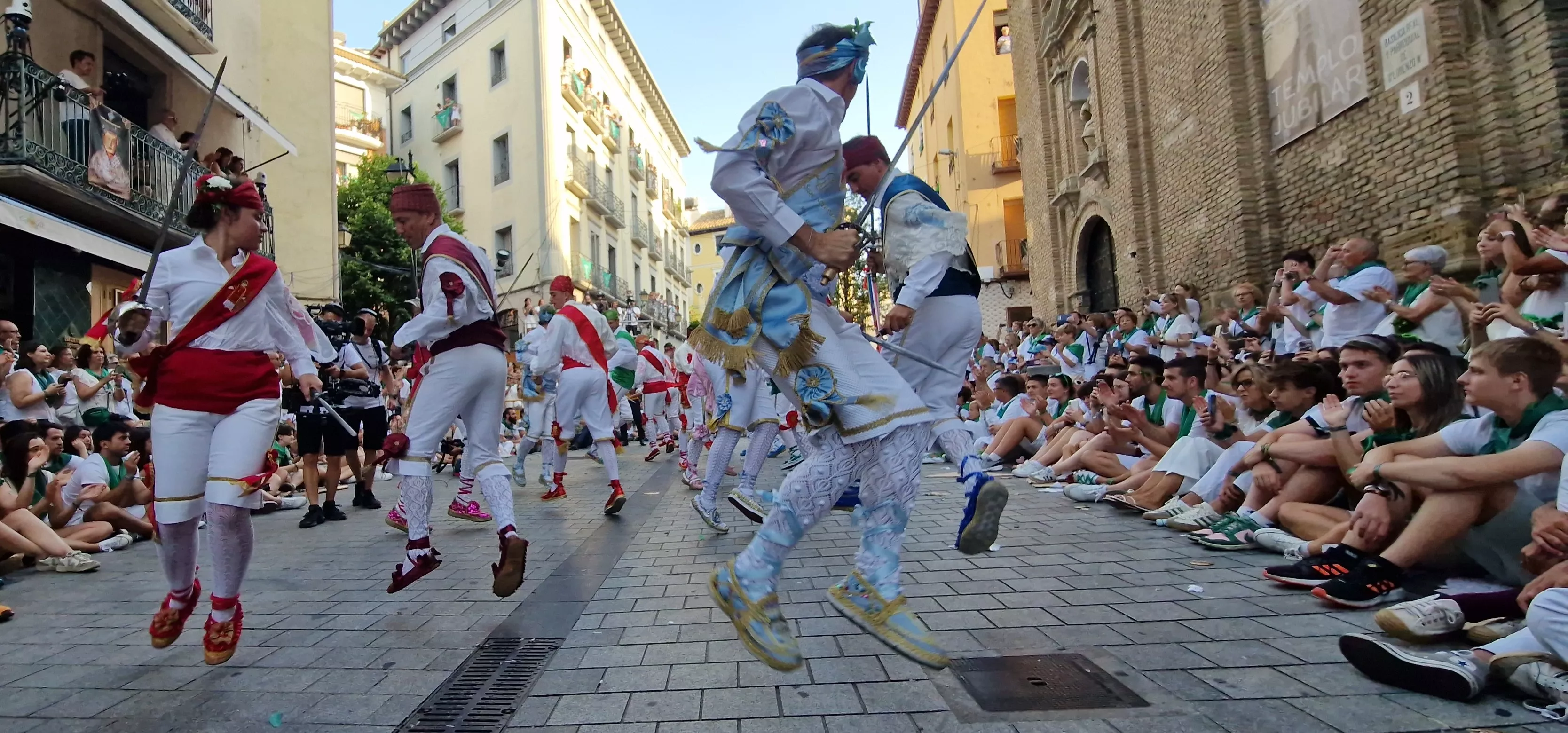 Actuación de los Danzantes en la plaza de San Lorenzo. Foto Myriam Martínez