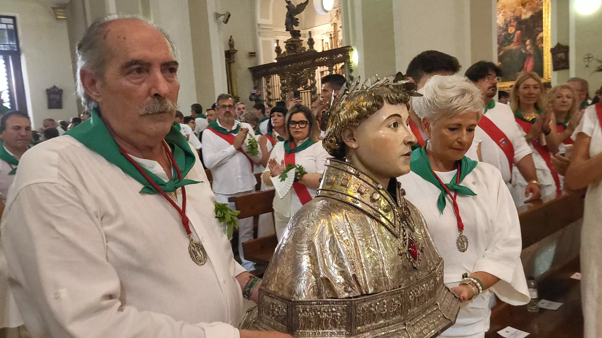 Joaquín Almerge y Carmen Urzola portan el busto de San Lorenzo.
