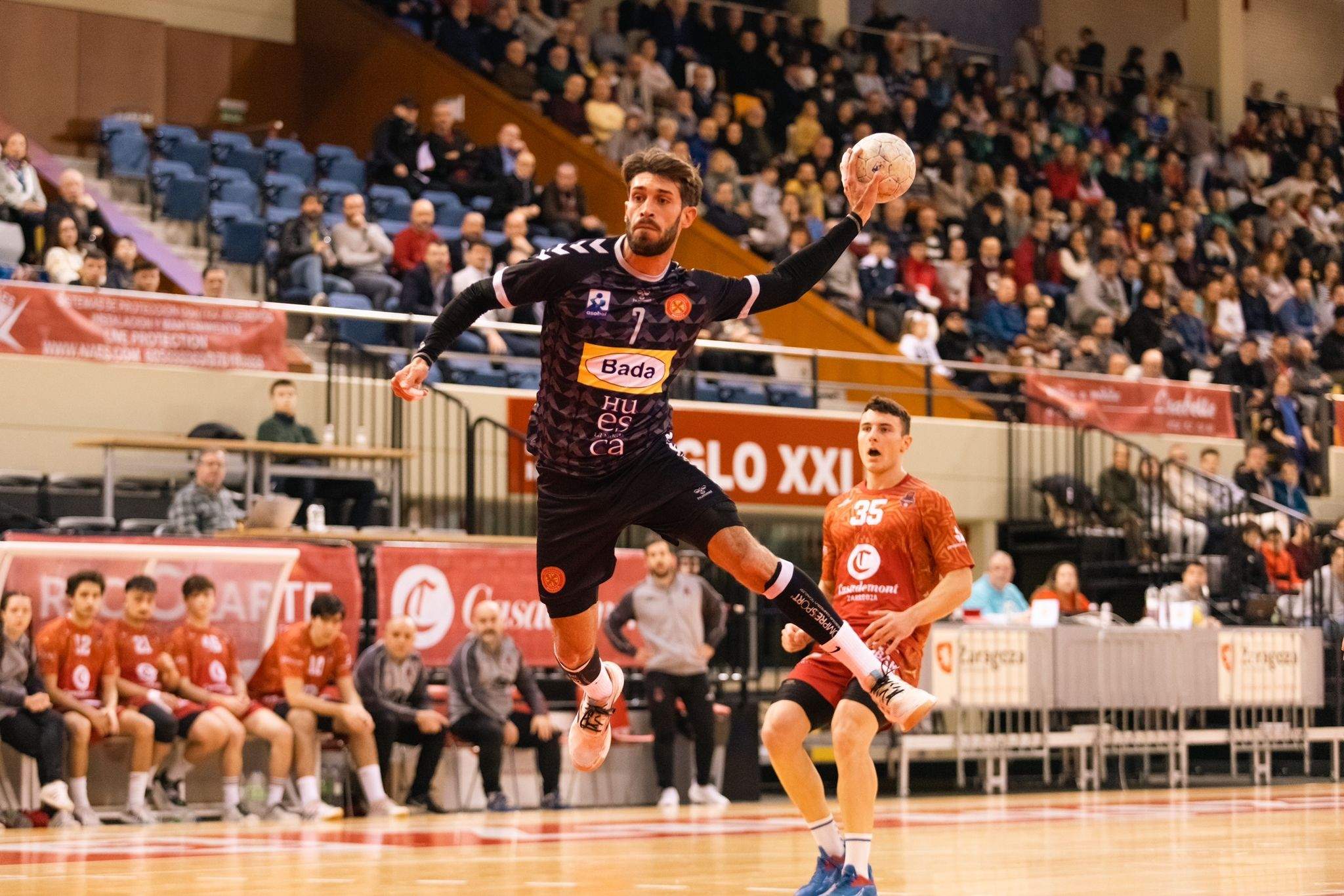 El jugador de Bada Huesca Gerard Carmona se eleva para lanzar. Foto: Edu Ágreda