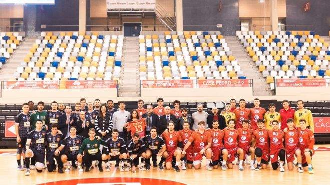 Jugadores de ambos equipos en el homenaje a Fernando Bolea.
