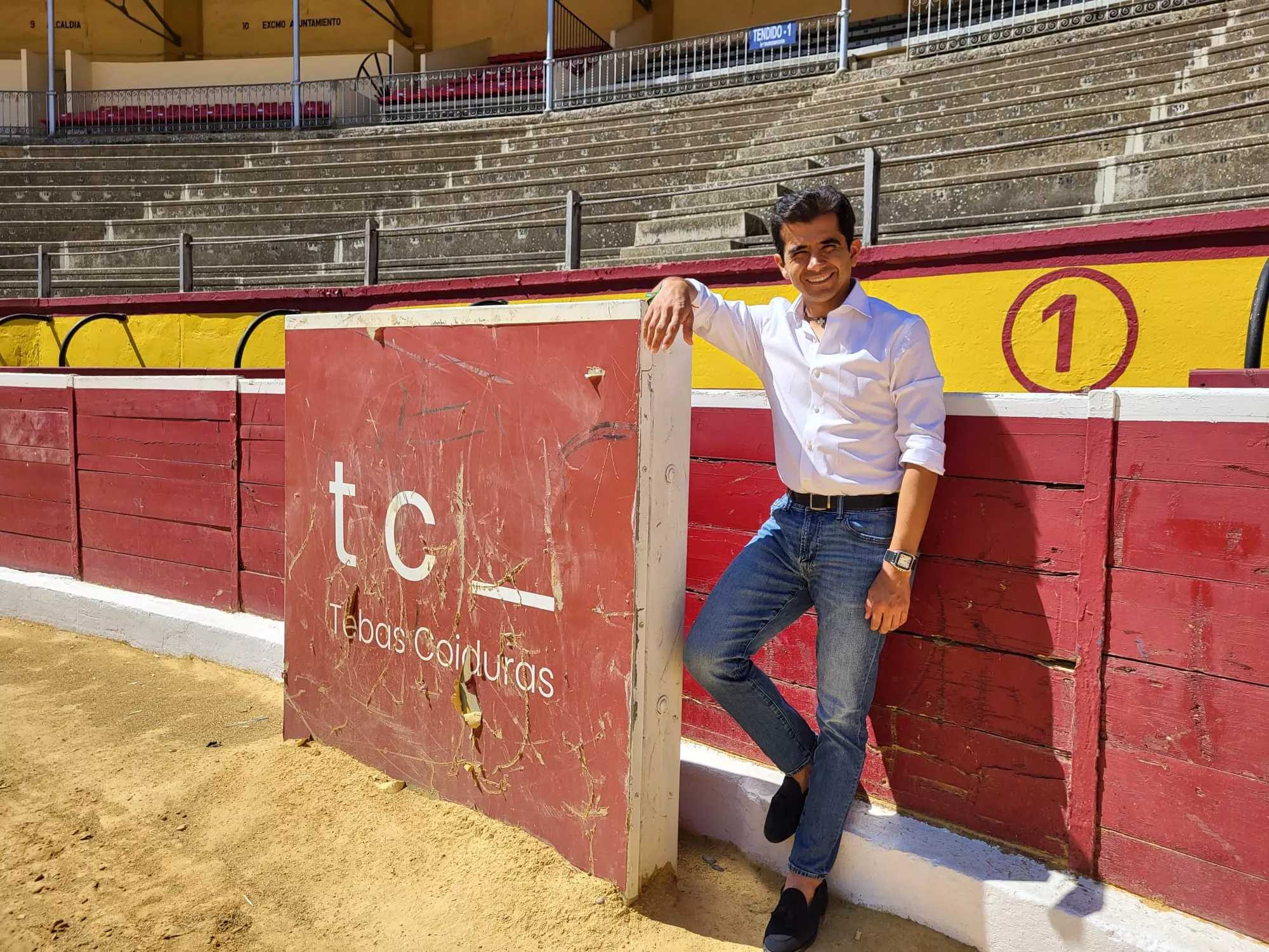 Joselito Adame, apoyado en el burladero de la plaza de toros de Huesca. Foto: Adri Mora
