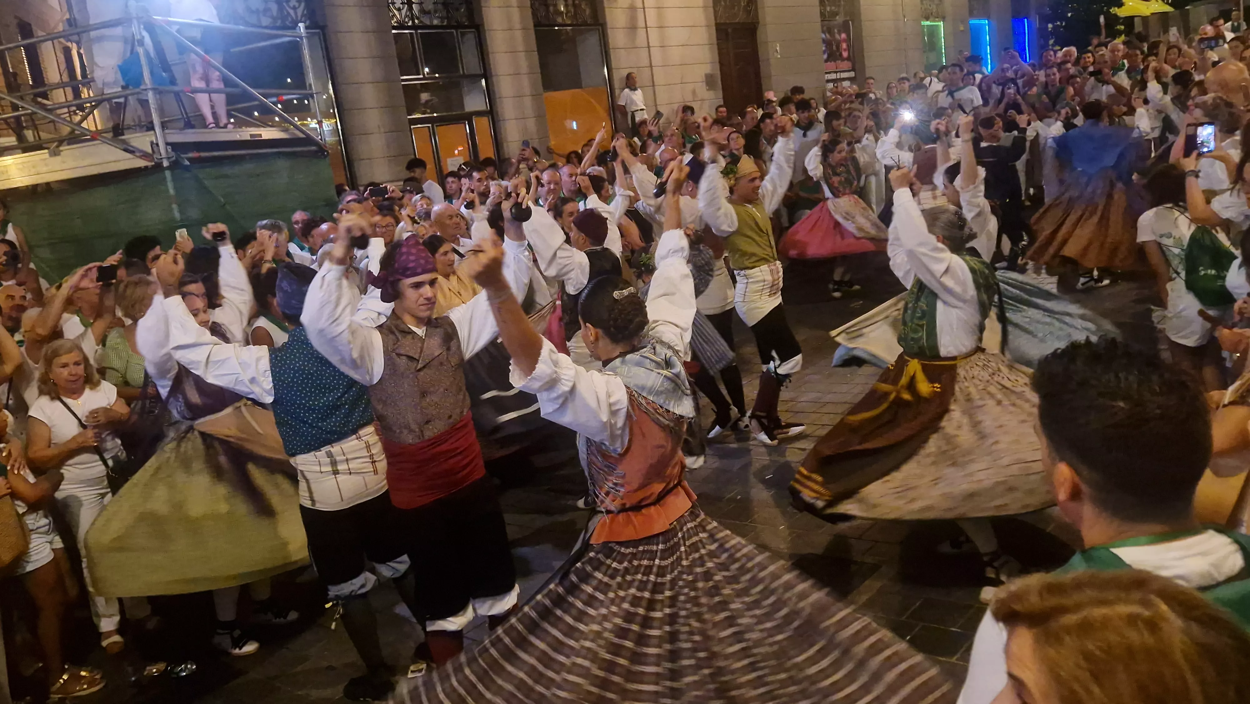 Actuación de Santa Cecilia en la Ronda al Santo. Foto Myriam Martínez 