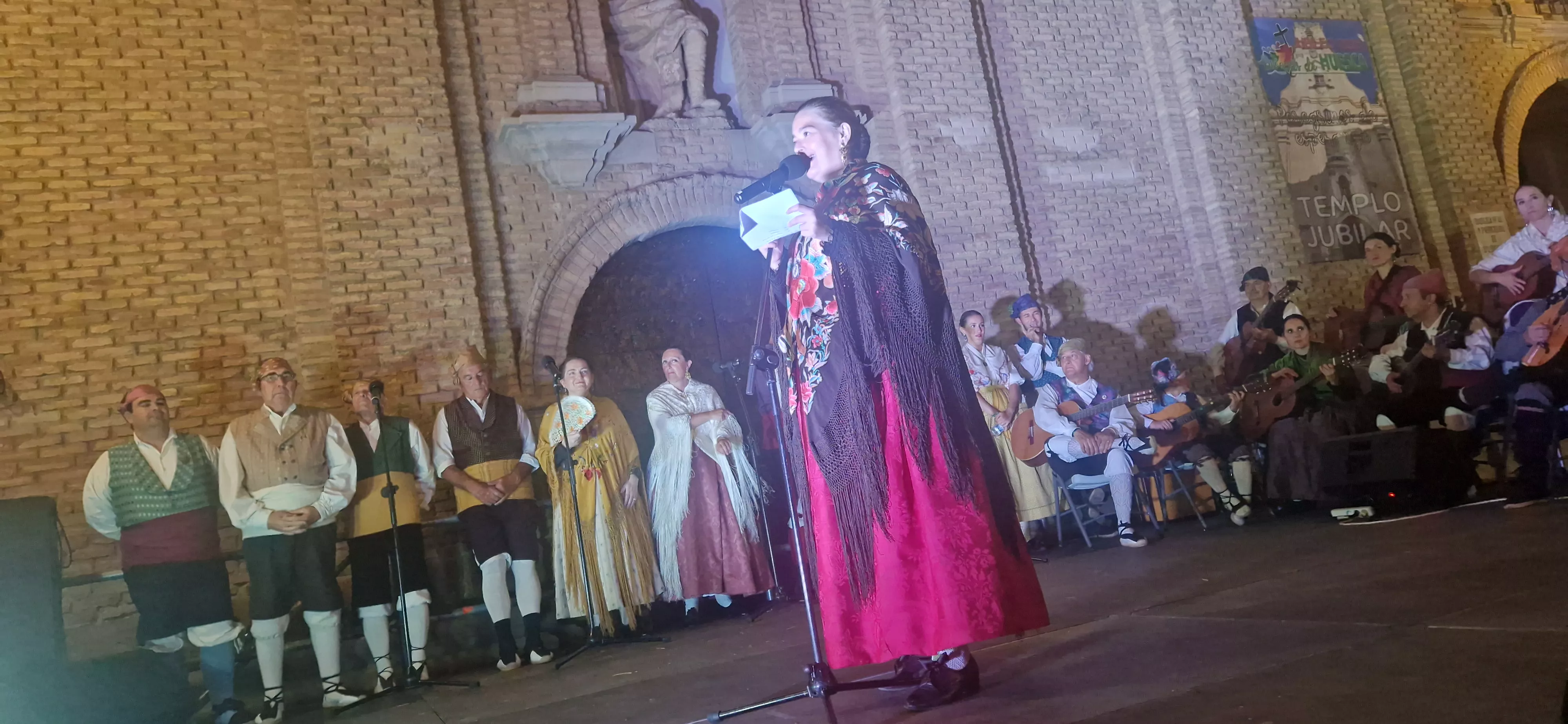 Actuación de Santa Cecilia en la Ronda al Santo. Foto Myriam Martínez 