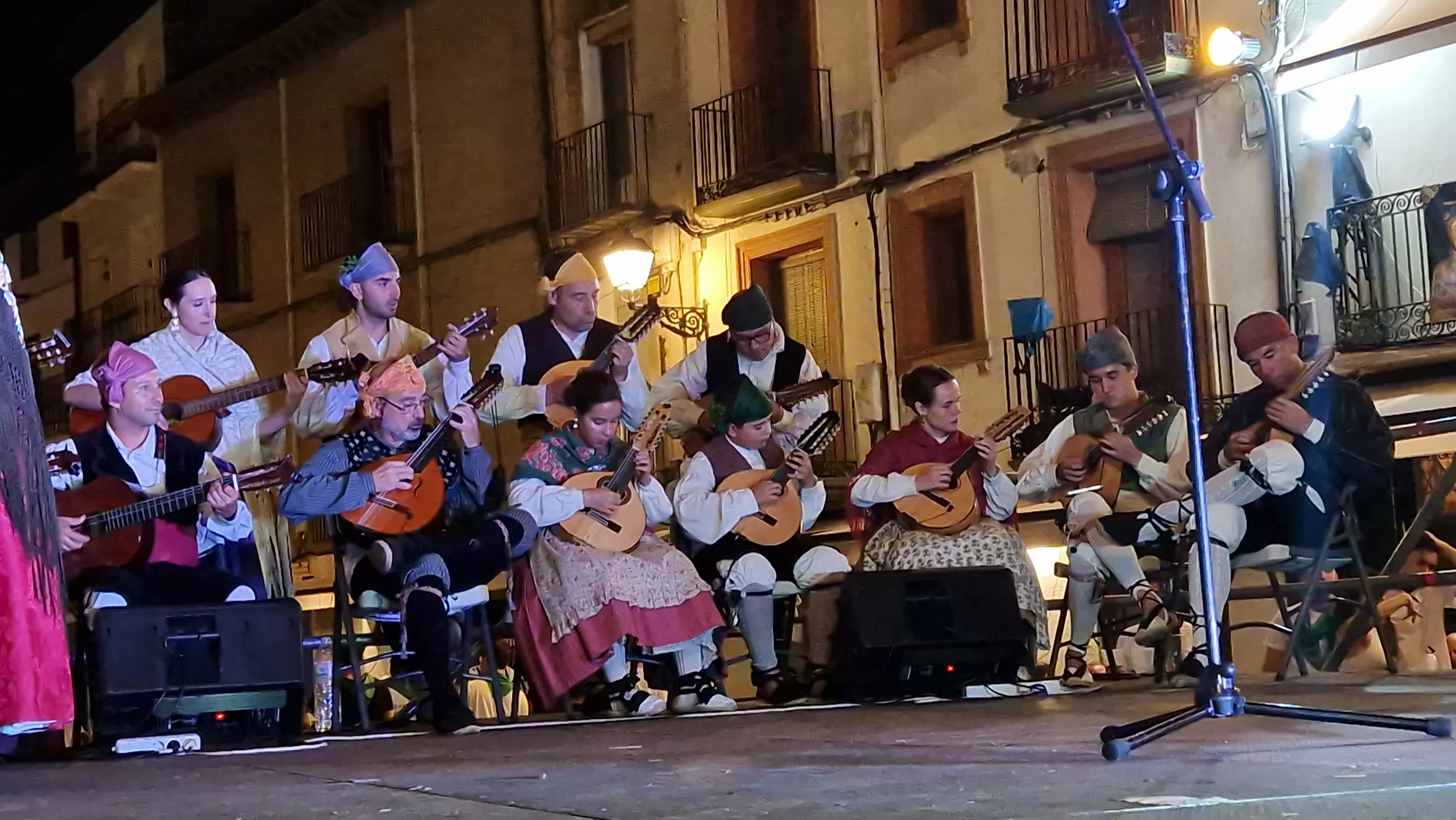 Actuación de Santa Cecilia en la Ronda al Santo. Foto Myriam Martínez 