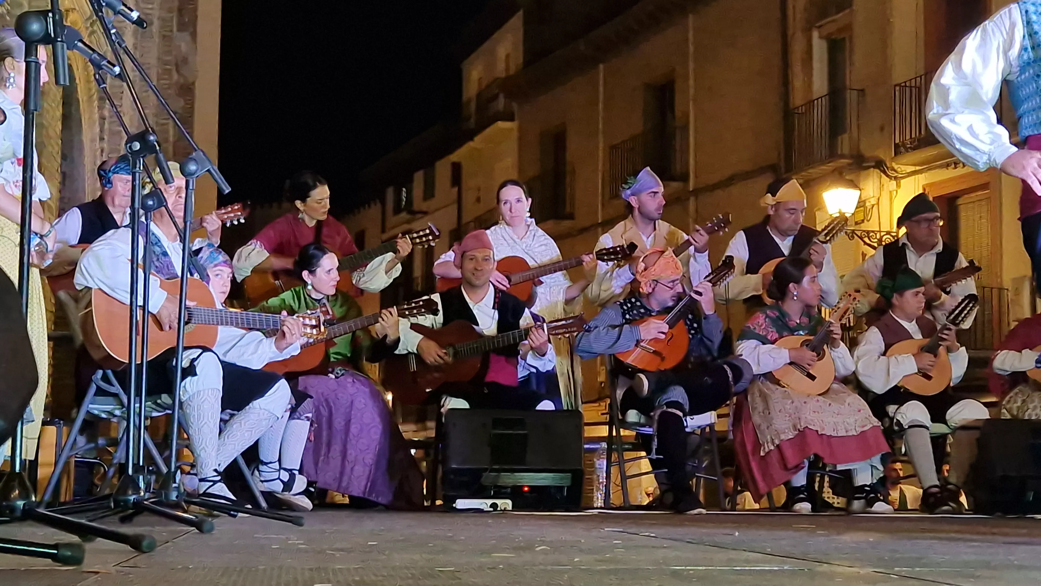Actuación de Santa Cecilia en la Ronda al Santo. Foto Myriam Martínez 