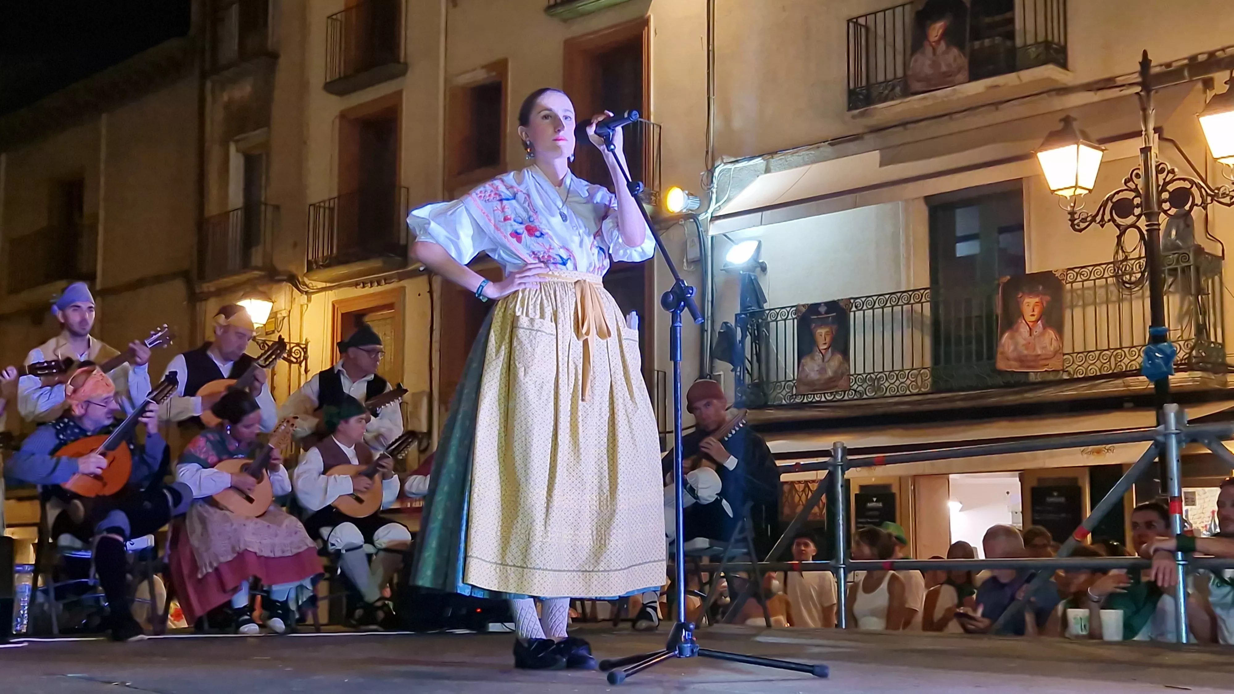 Actuación de Santa Cecilia en la Ronda al Santo. Foto Myriam Martínez 