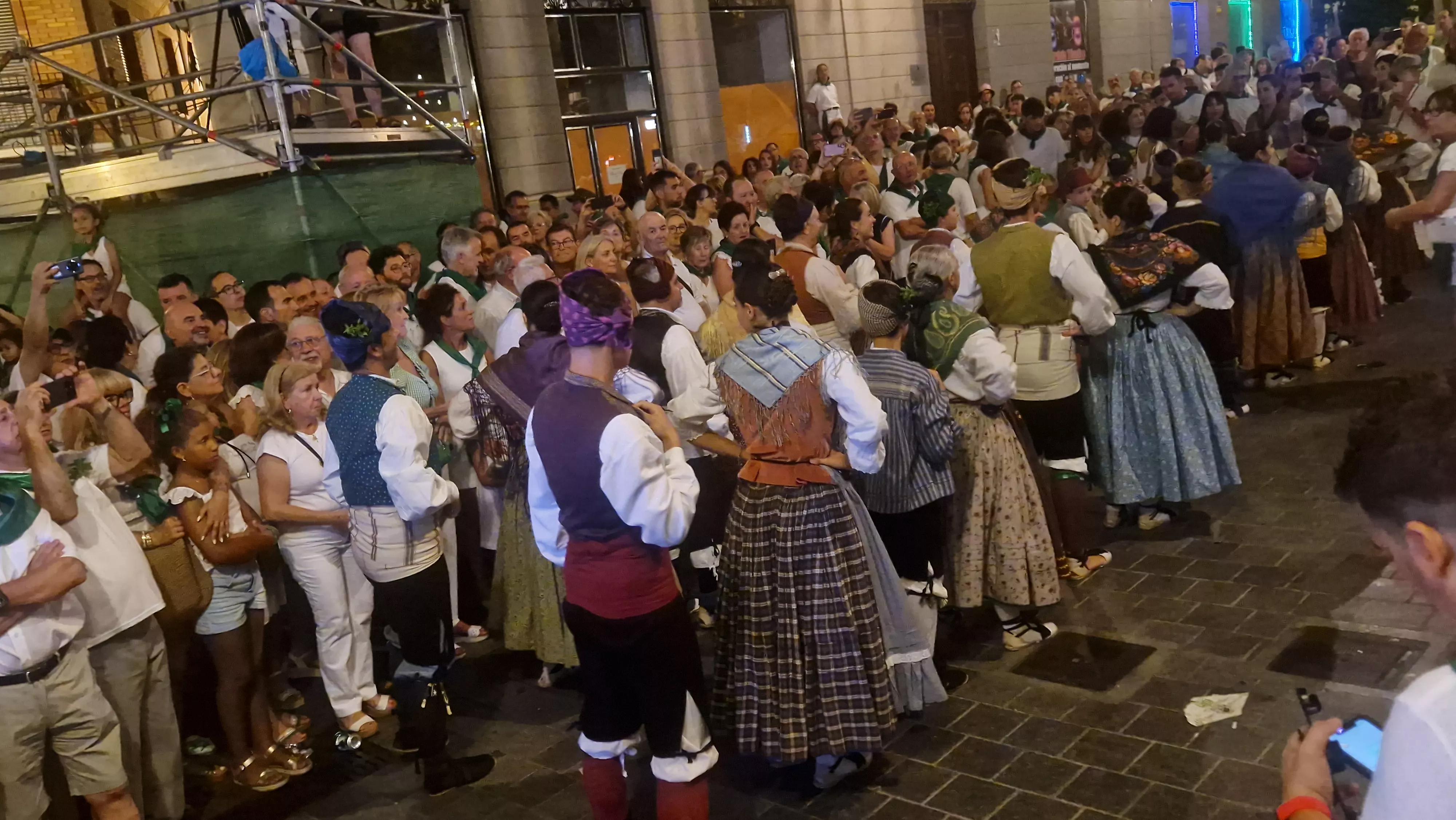 Actuación de Santa Cecilia en la Ronda al Santo. Foto Myriam Martínez 