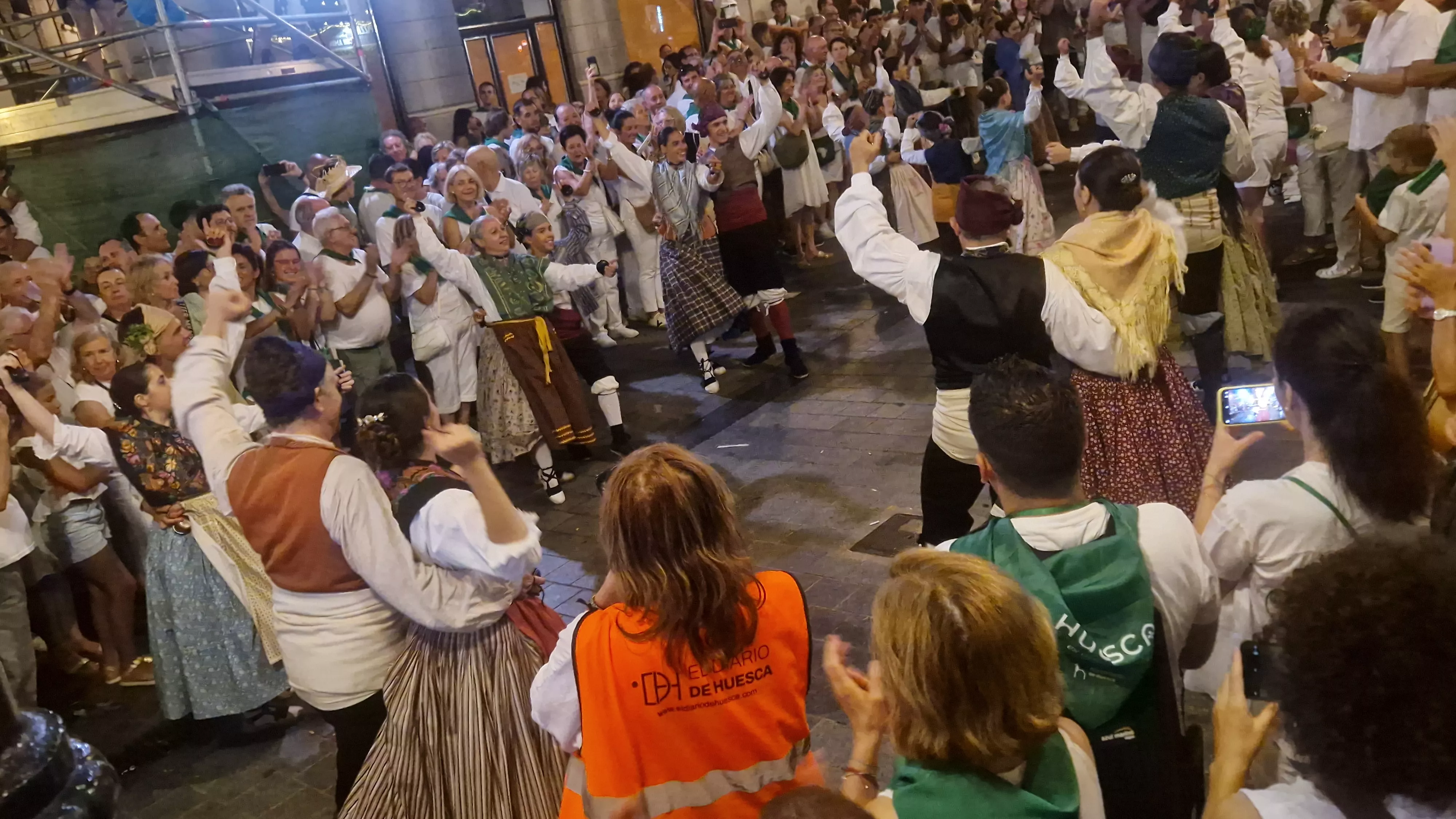 Actuación de Santa Cecilia en la Ronda al Santo. Foto Myriam Martínez 