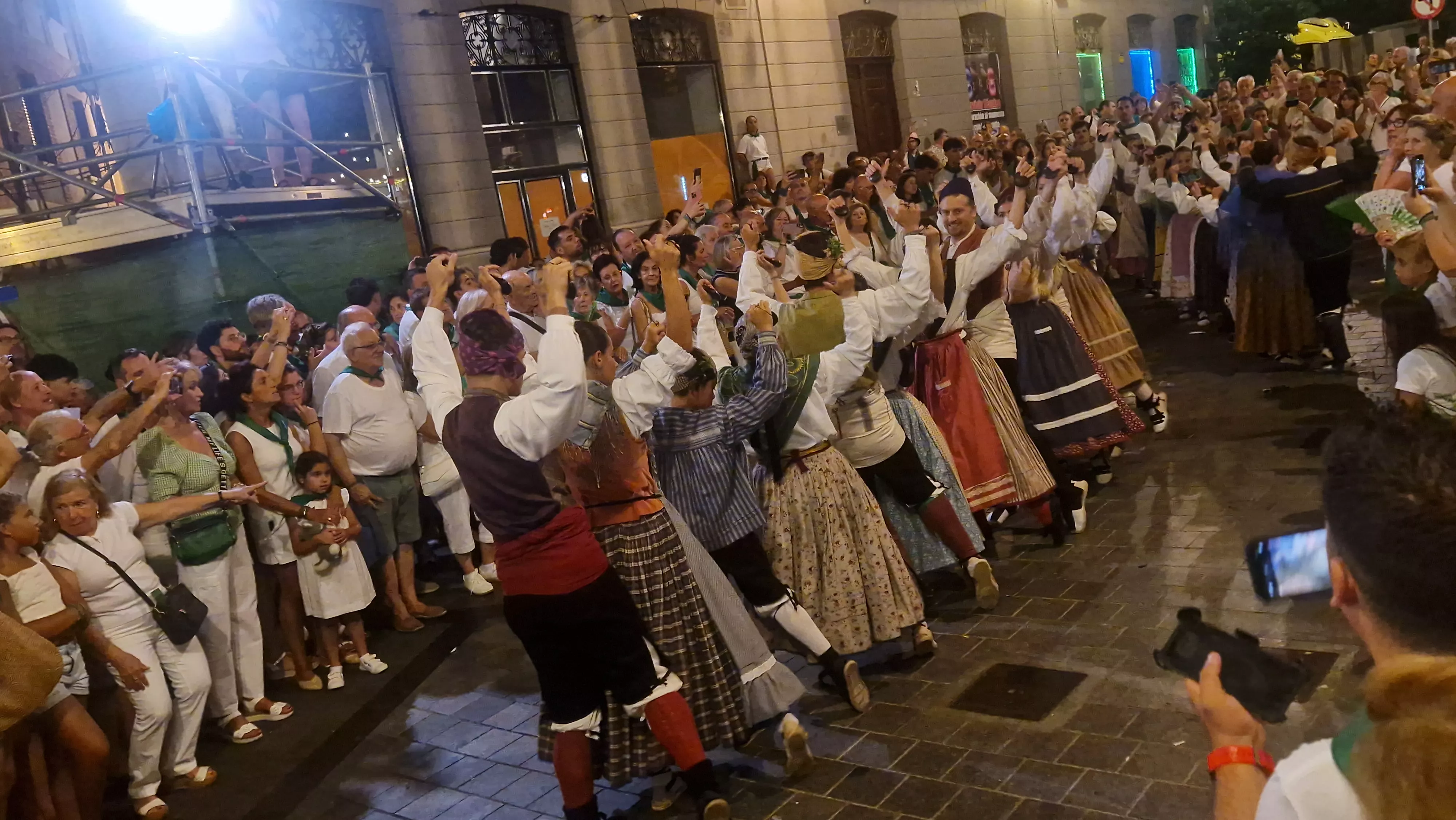 Actuación de Santa Cecilia en la Ronda al Santo. Foto Myriam Martínez