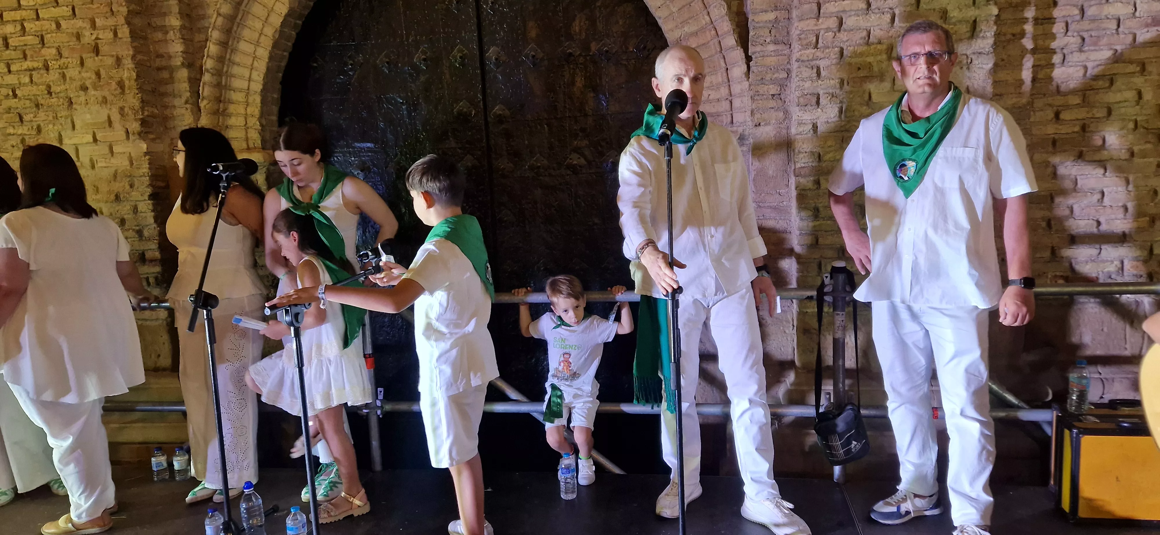 Actuación de Estirpe de Aragonia, en la Ronda al Santo. Foto Myriam Martínez 