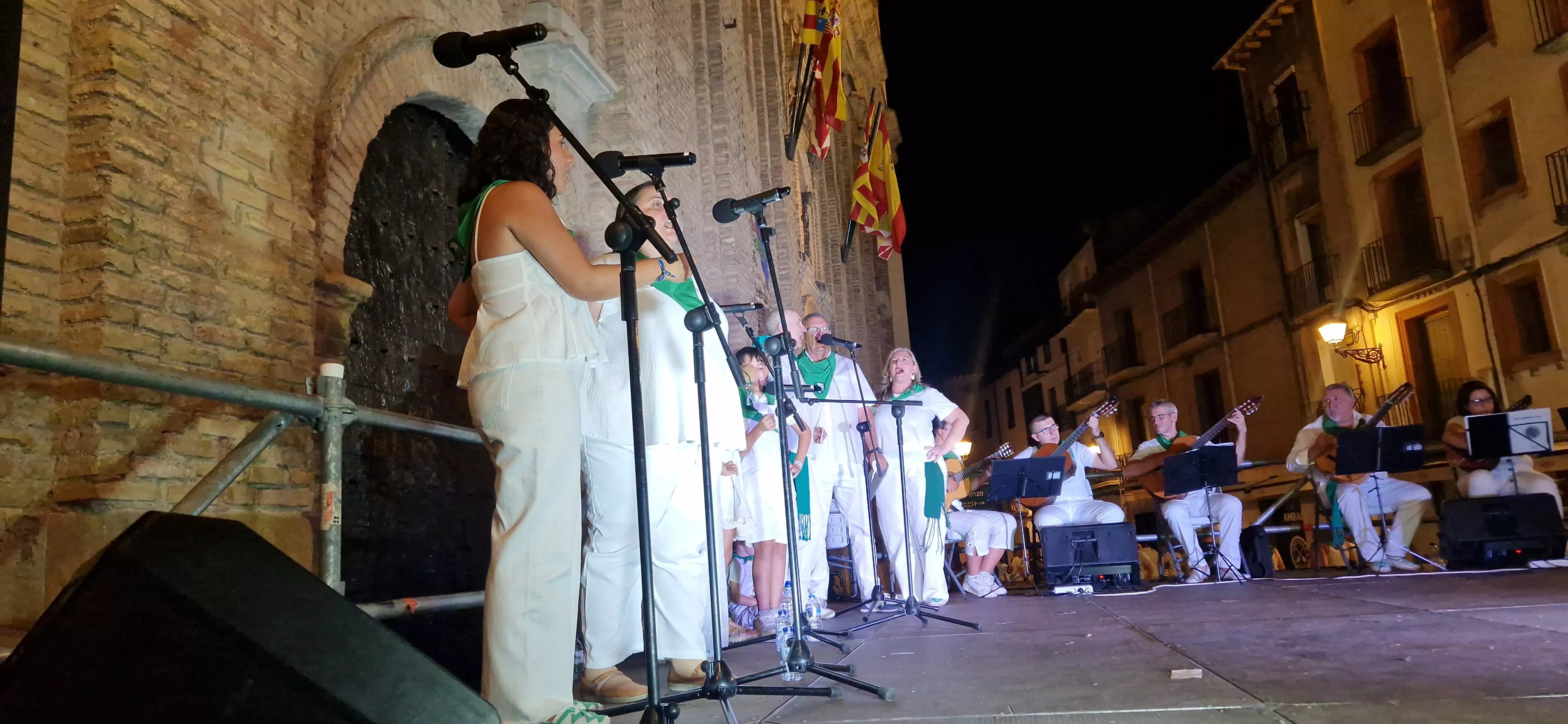 Actuación de Estirpe de Aragonia, en la Ronda al Santo. Foto Myriam Martínez 