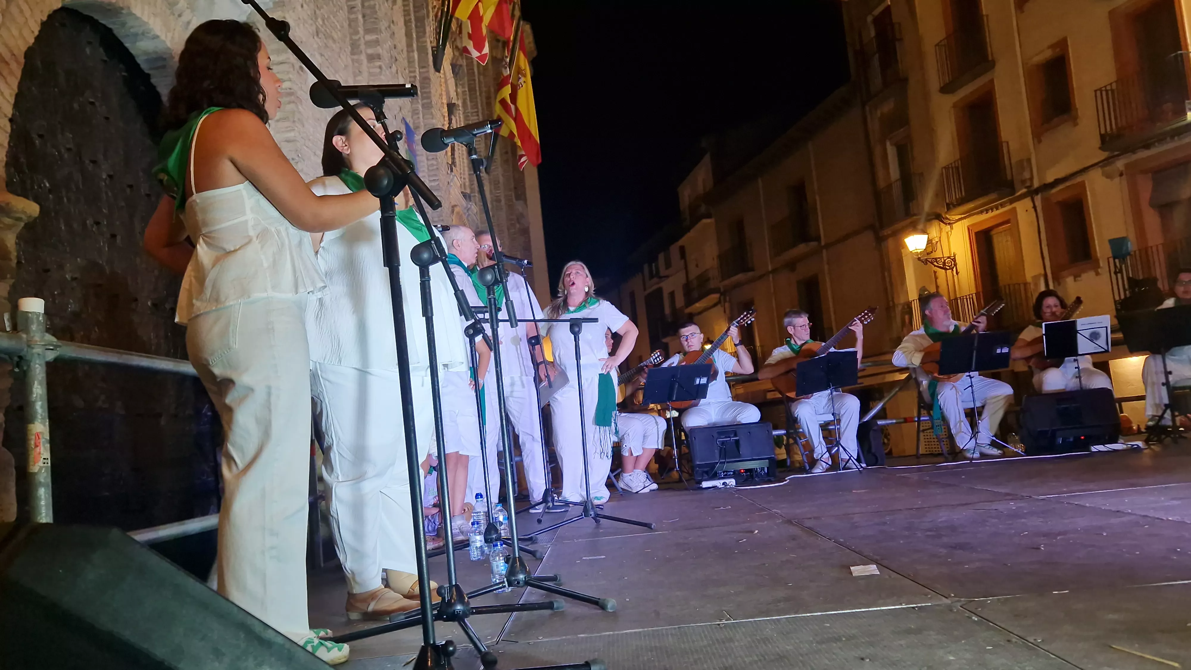 Actuación de Estirpe de Aragonia, en la Ronda al Santo. Foto Myriam Martínez 