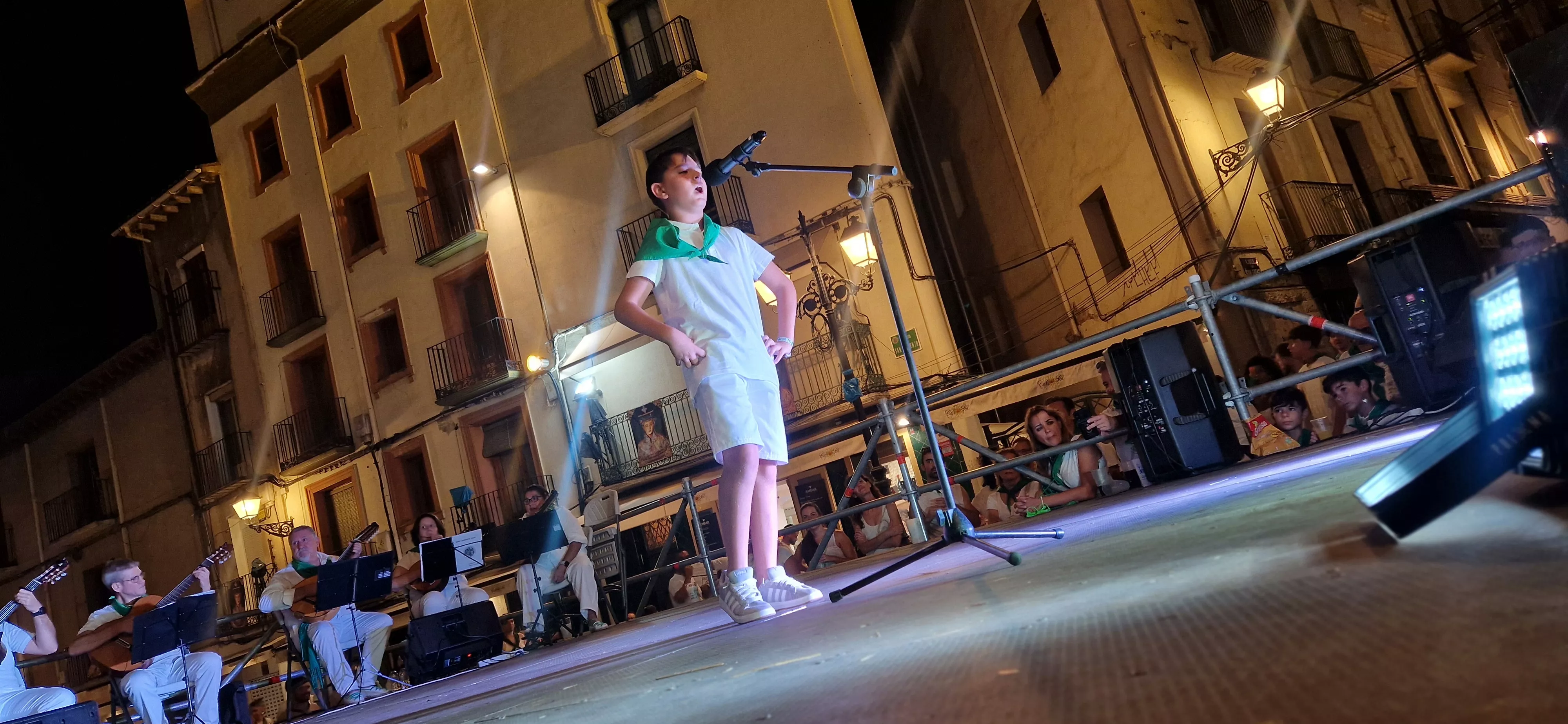 Actuación de Estirpe de Aragonia, en la Ronda al Santo. Foto Myriam Martínez 