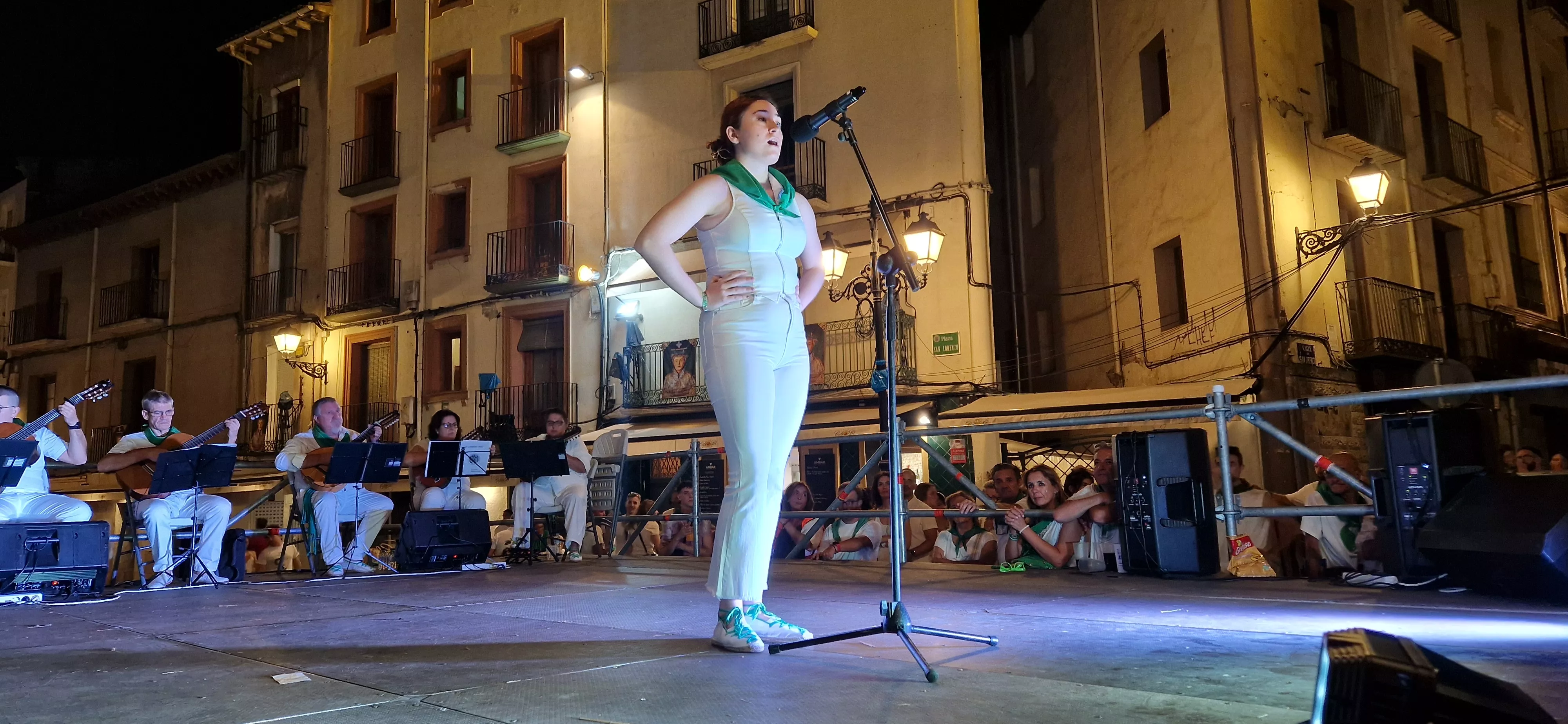 Actuación de Estirpe de Aragonia, en la Ronda al Santo. Foto Myriam Martínez 