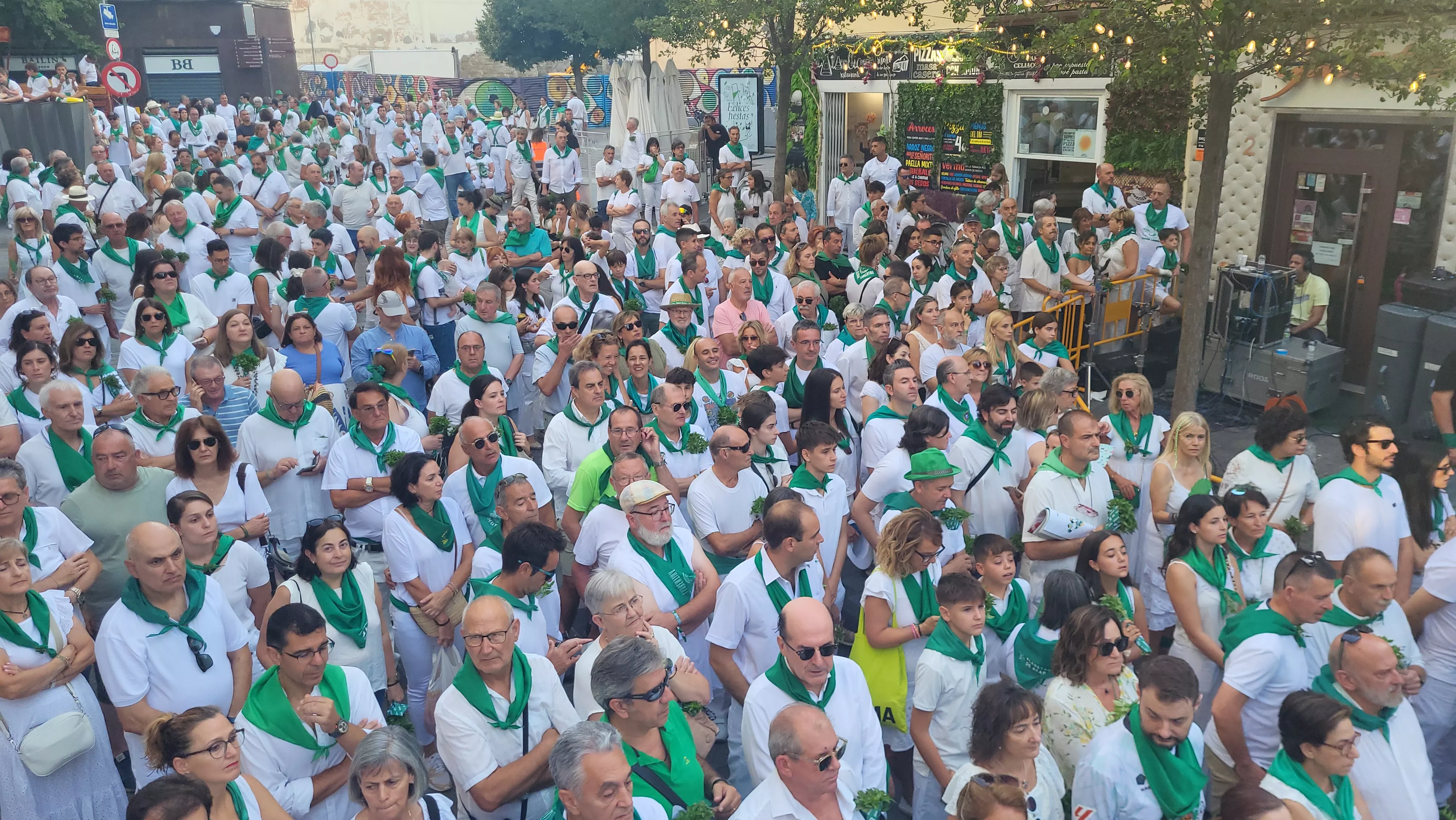 Actuación de los Danzantes en la plaza de San Lorenzo. Foto Mercedes Manterola