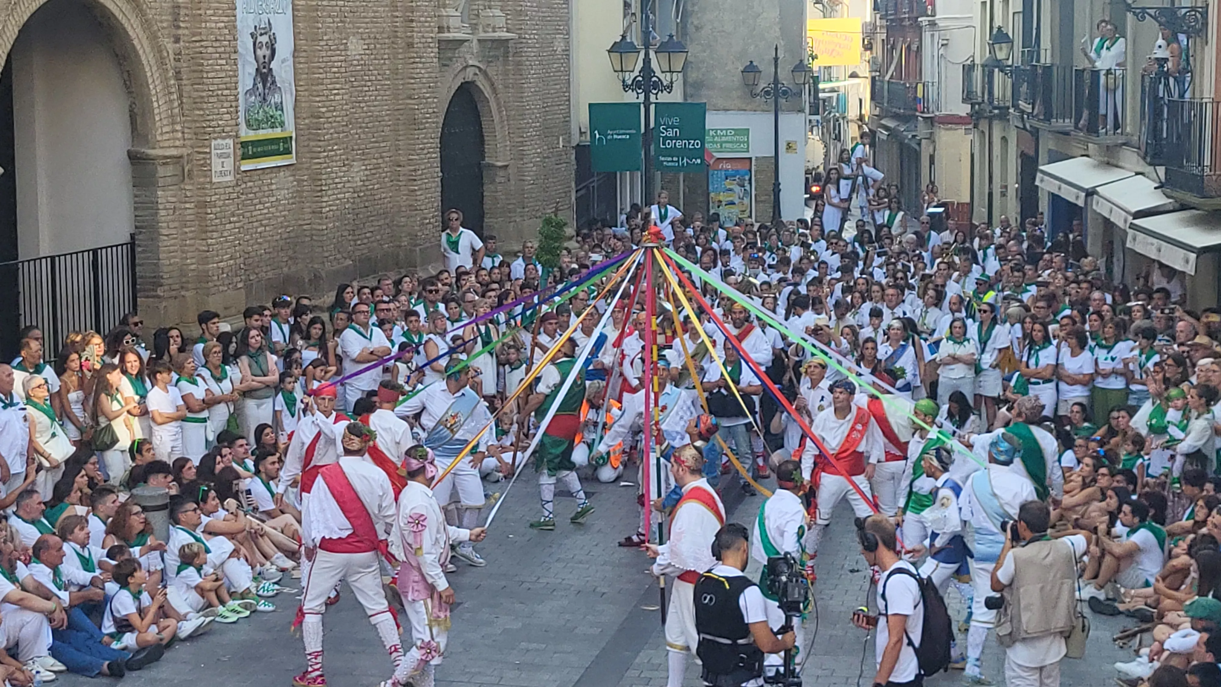 Actuación de los Danzantes en la plaza de San Lorenzo. Foto Mercedes Manterola