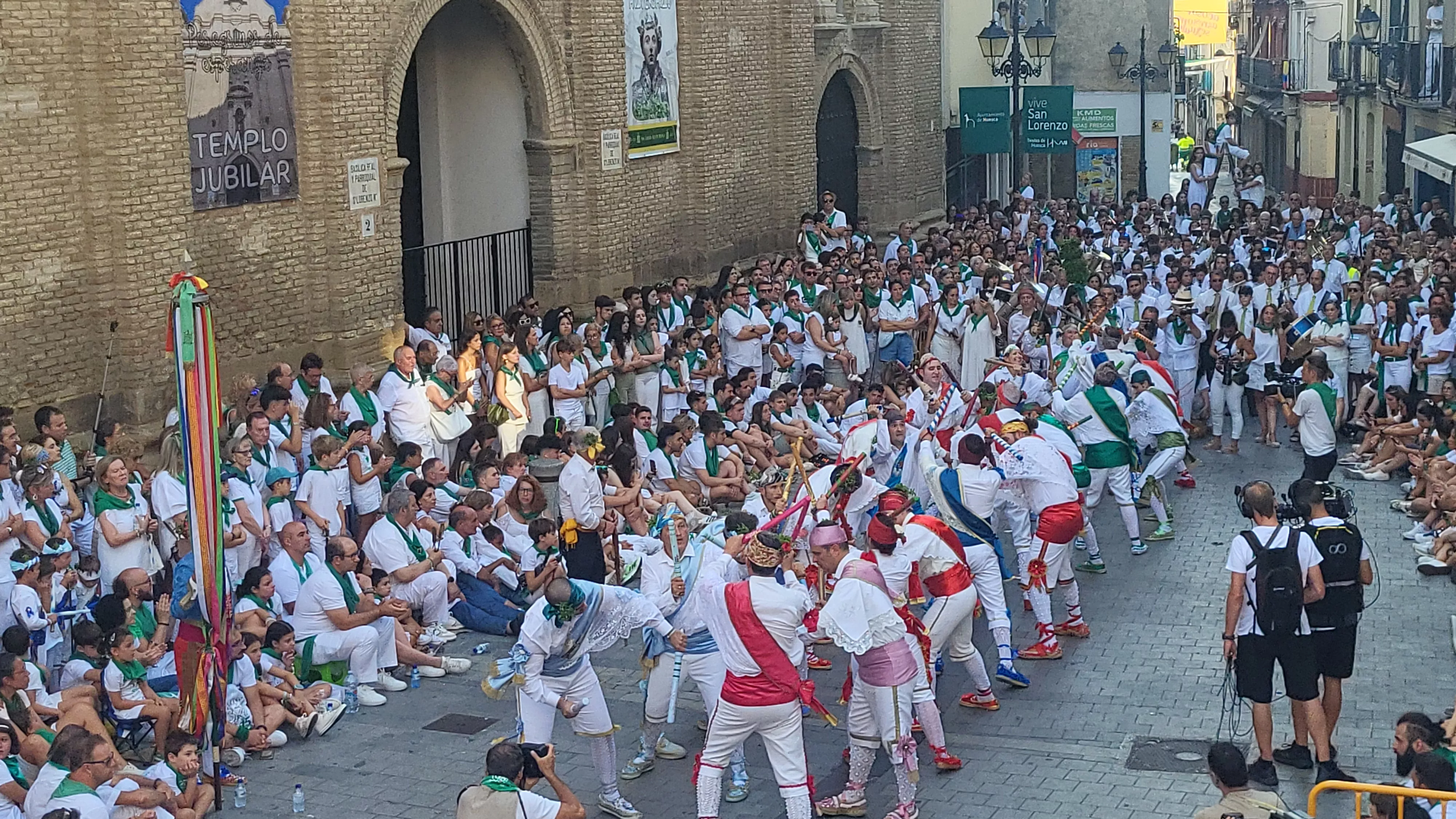 Actuación de los Danzantes en la plaza de San Lorenzo. Foto Mercedes Manterola