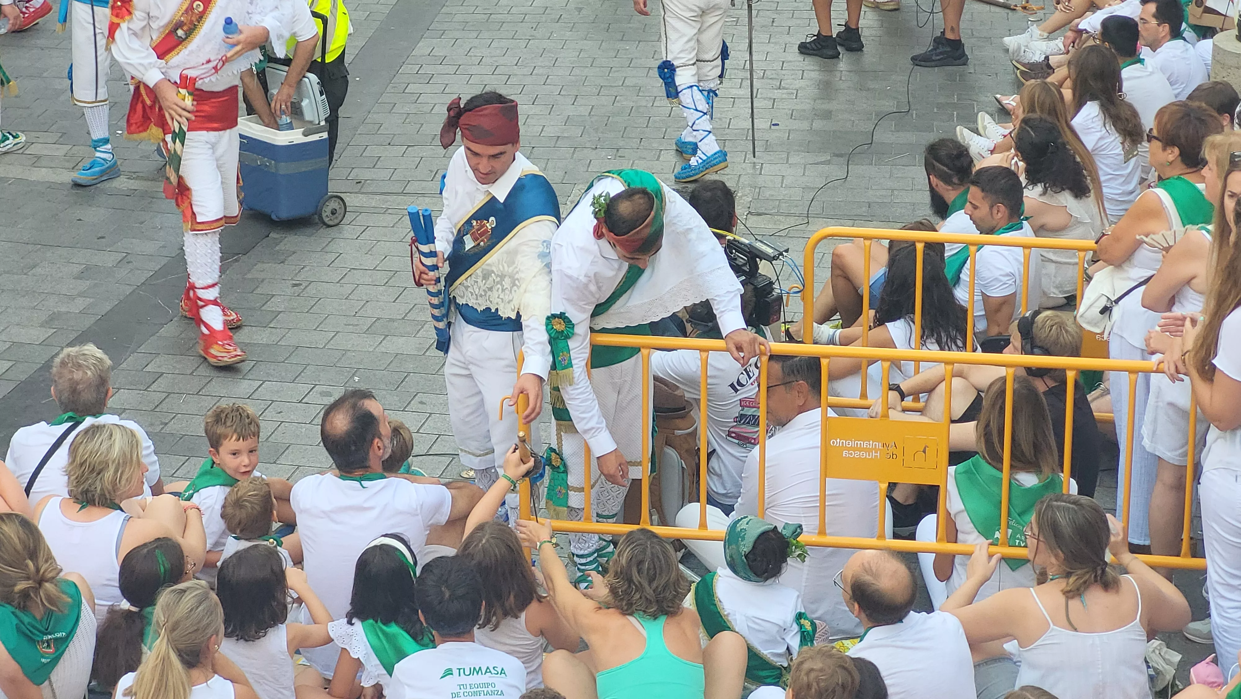 Actuación de los Danzantes en la plaza de San Lorenzo. Foto Mercedes Manterola