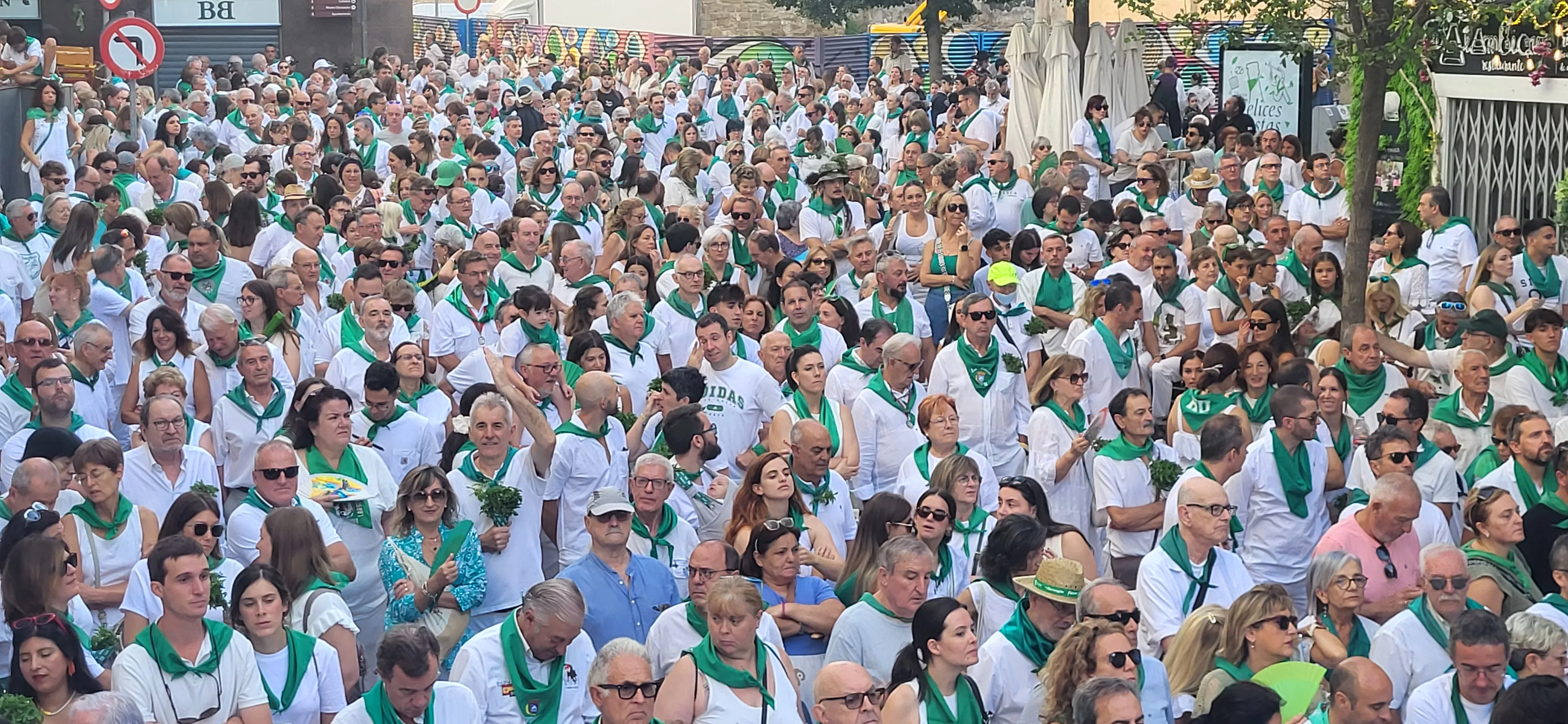 Actuación de los Danzantes en la plaza de San Lorenzo. Foto Mercedes Manterola