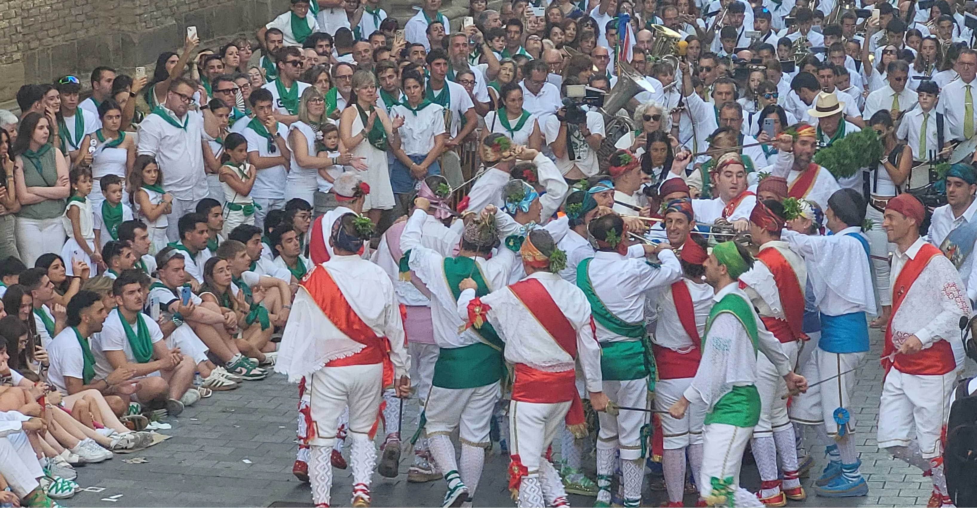Actuación de los Danzantes en la plaza de San Lorenzo. Foto Mercedes Manterola