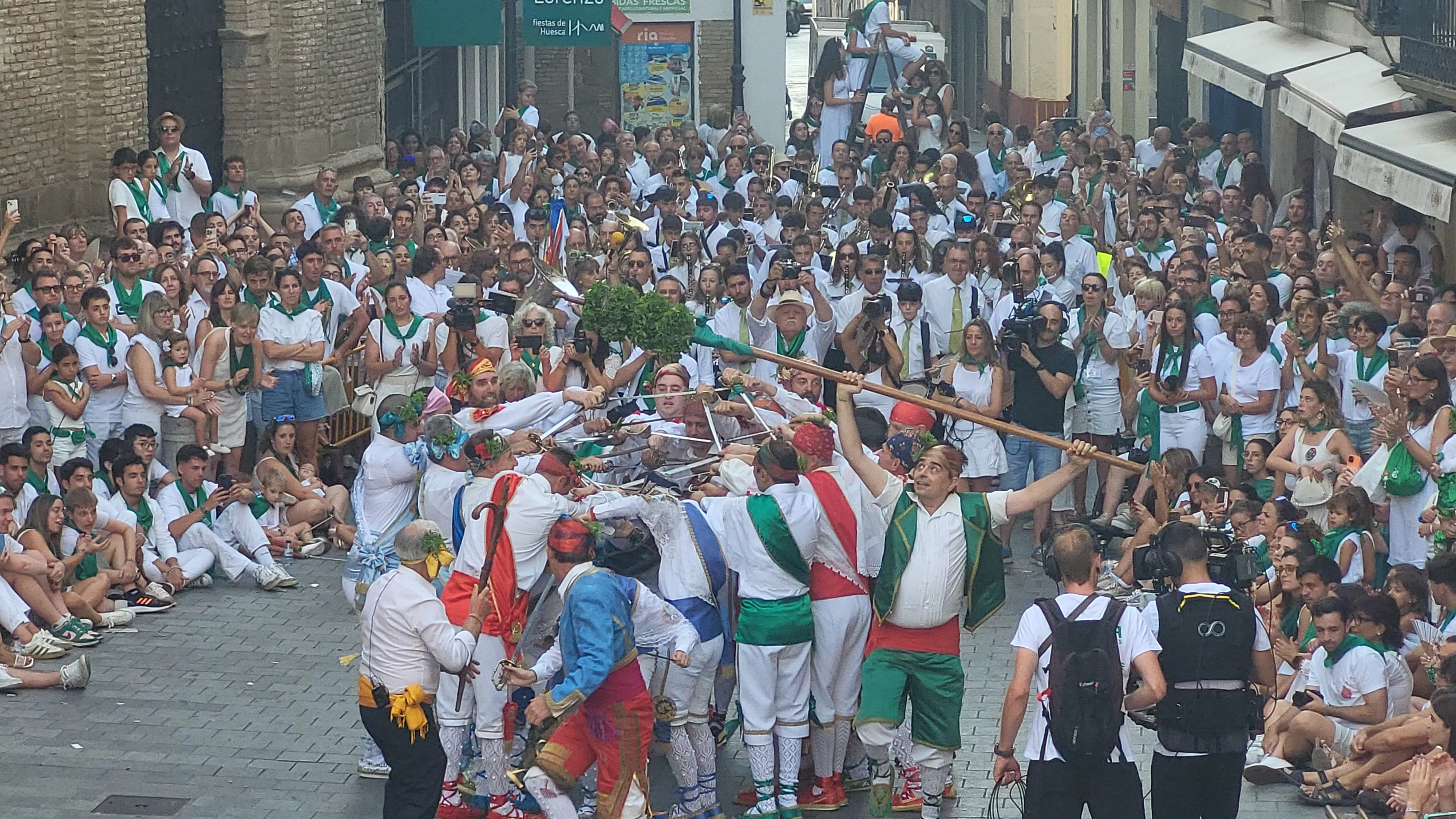 Actuación de los Danzantes en la plaza de San Lorenzo. Foto Mercedes Manterola