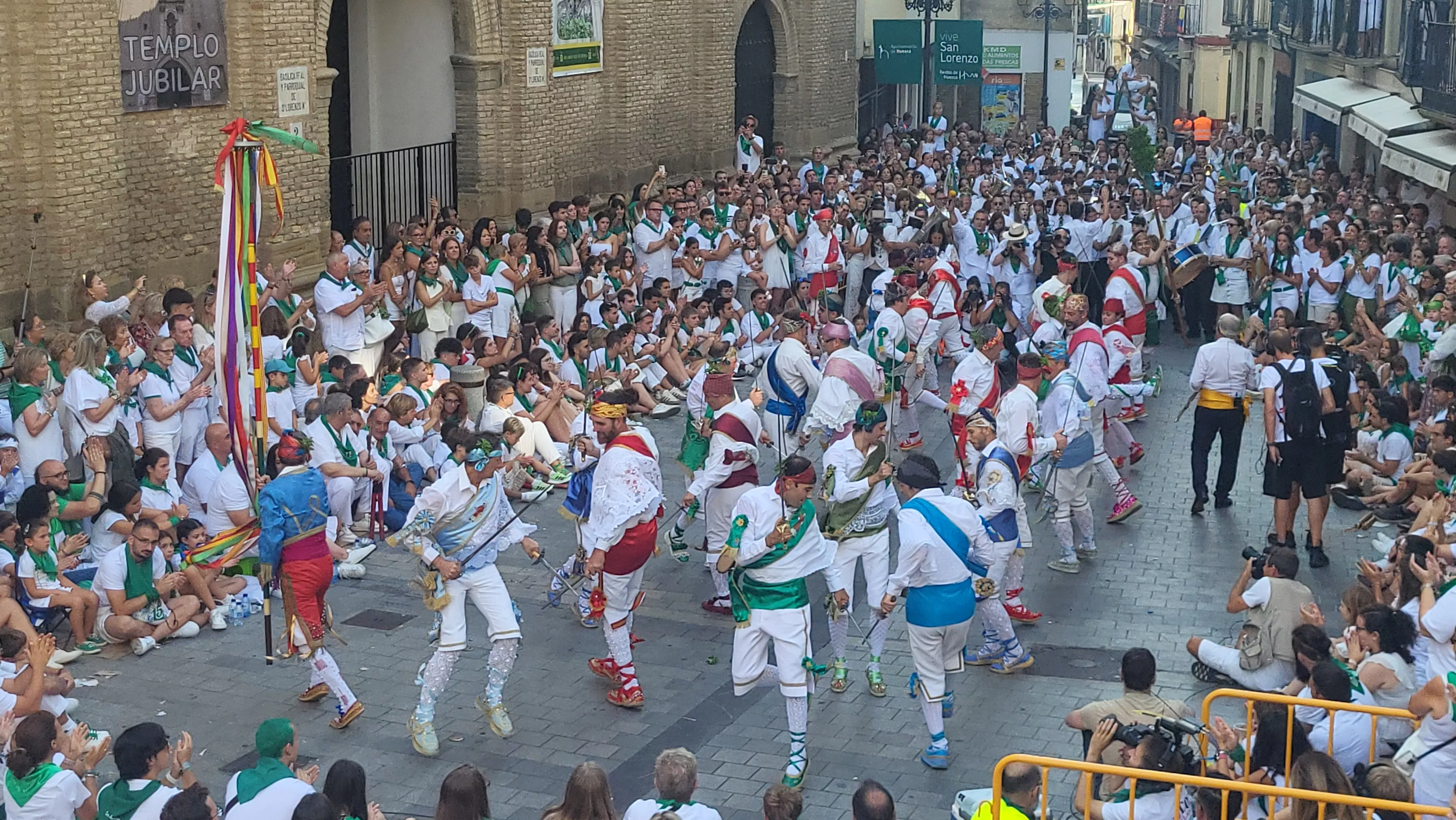 Actuación de los Danzantes en la plaza de San Lorenzo. Foto Mercedes Manterola