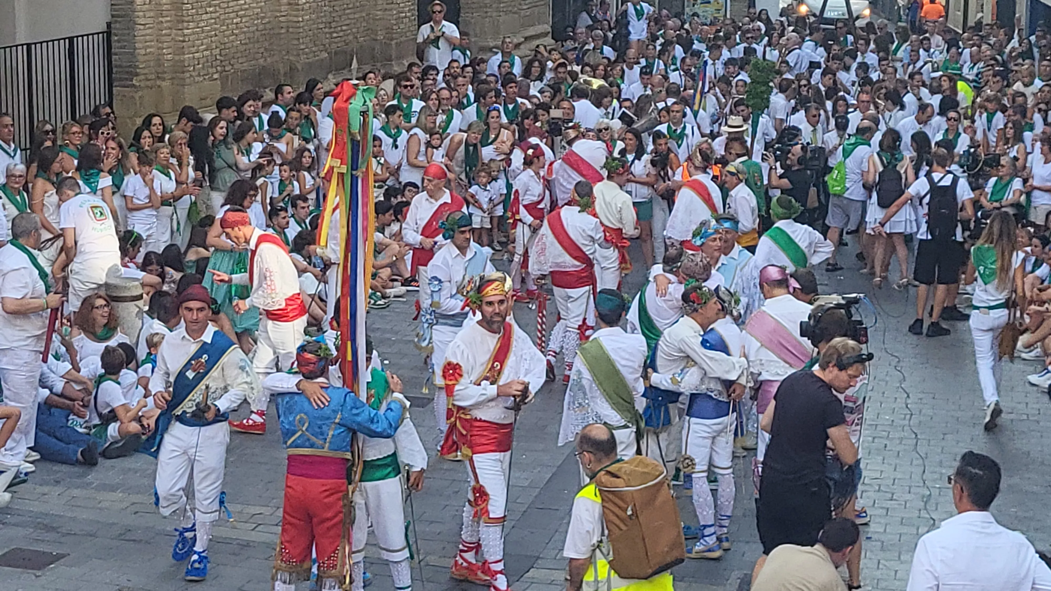 Actuación de los Danzantes en la plaza de San Lorenzo. Foto Mercedes Manterola