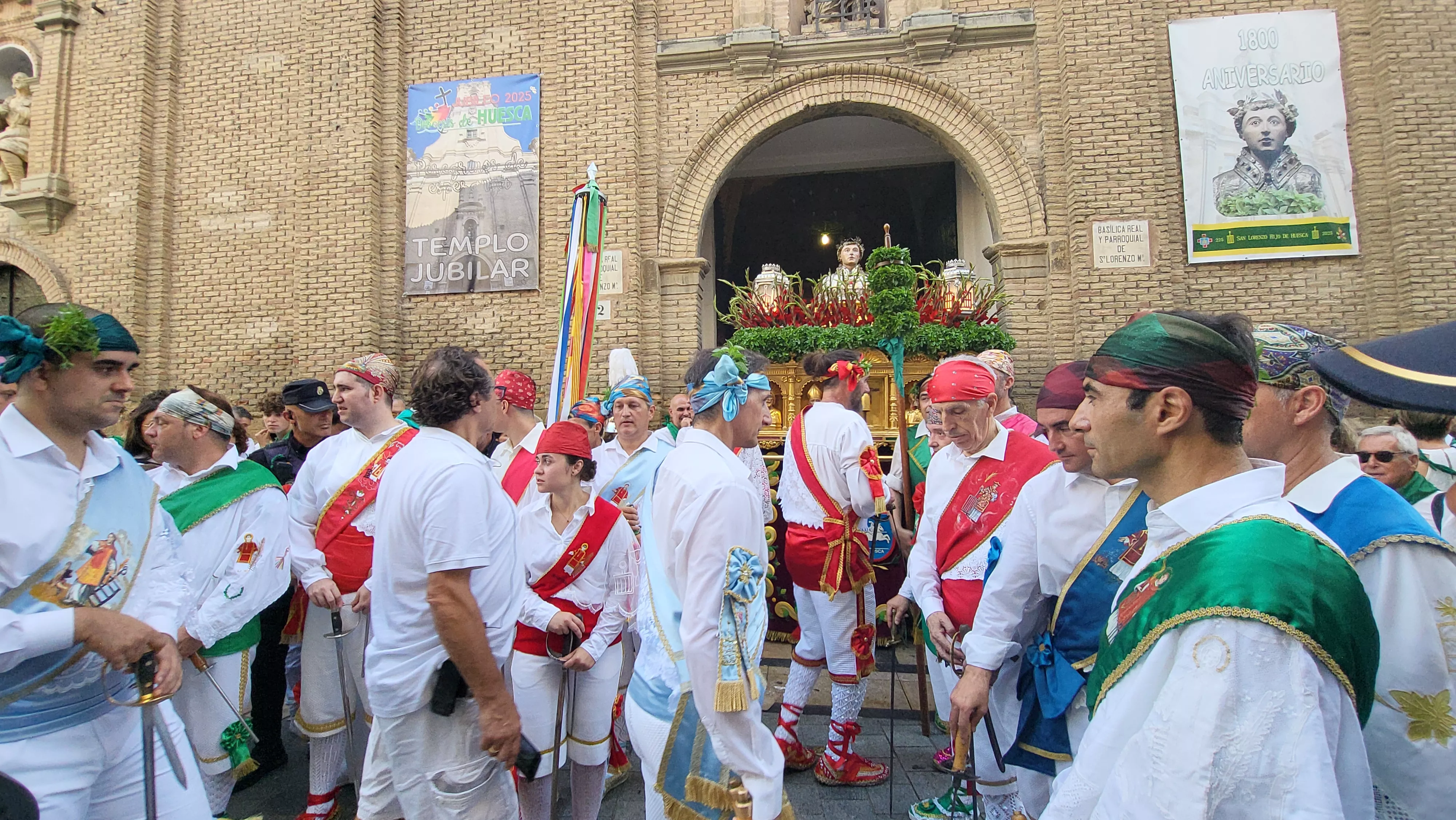 Actuación de los Danzantes en la plaza de San Lorenzo. Foto Mercedes Manterola