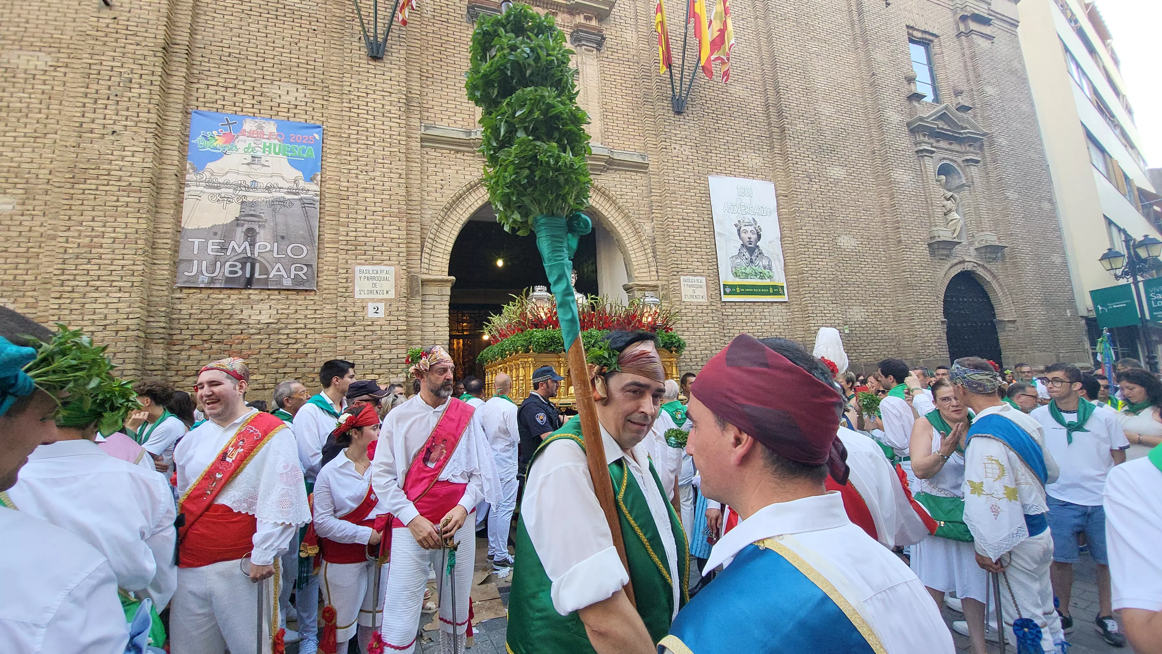 Actuación de los Danzantes en la plaza de San Lorenzo. Foto Mercedes Manterola