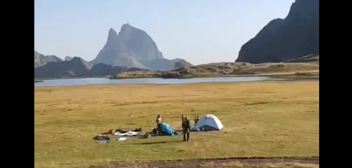 Acampada ilegal junto al ibón de Anayet. Acampada ilegal junto al ibón de Anayet.