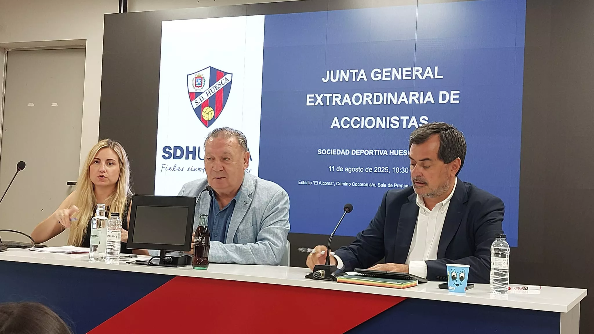 Junta General Extraordinaria de Accionistas de este lunes 11 de agosto con Carolina Artigot como secretaria; Agustín Lasaosa y Ricardo Mur. Foto: Javier García Antón