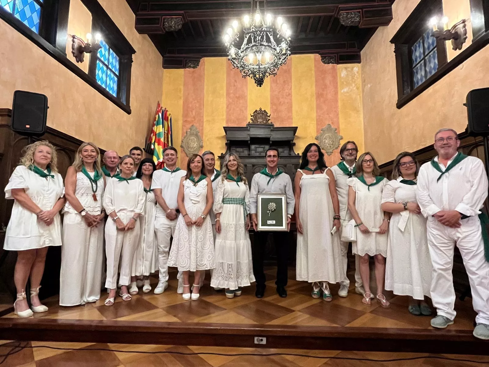 El Fandi, junto a las autoridades, recibe la Albahaca de Plata del Ayuntamiento de Huesca. Foto: Adri Mora El Fandi, junto a las autoridades, recibe la Albahaca de Plata del Ayuntamiento de Huesca. Foto: Adri Mora