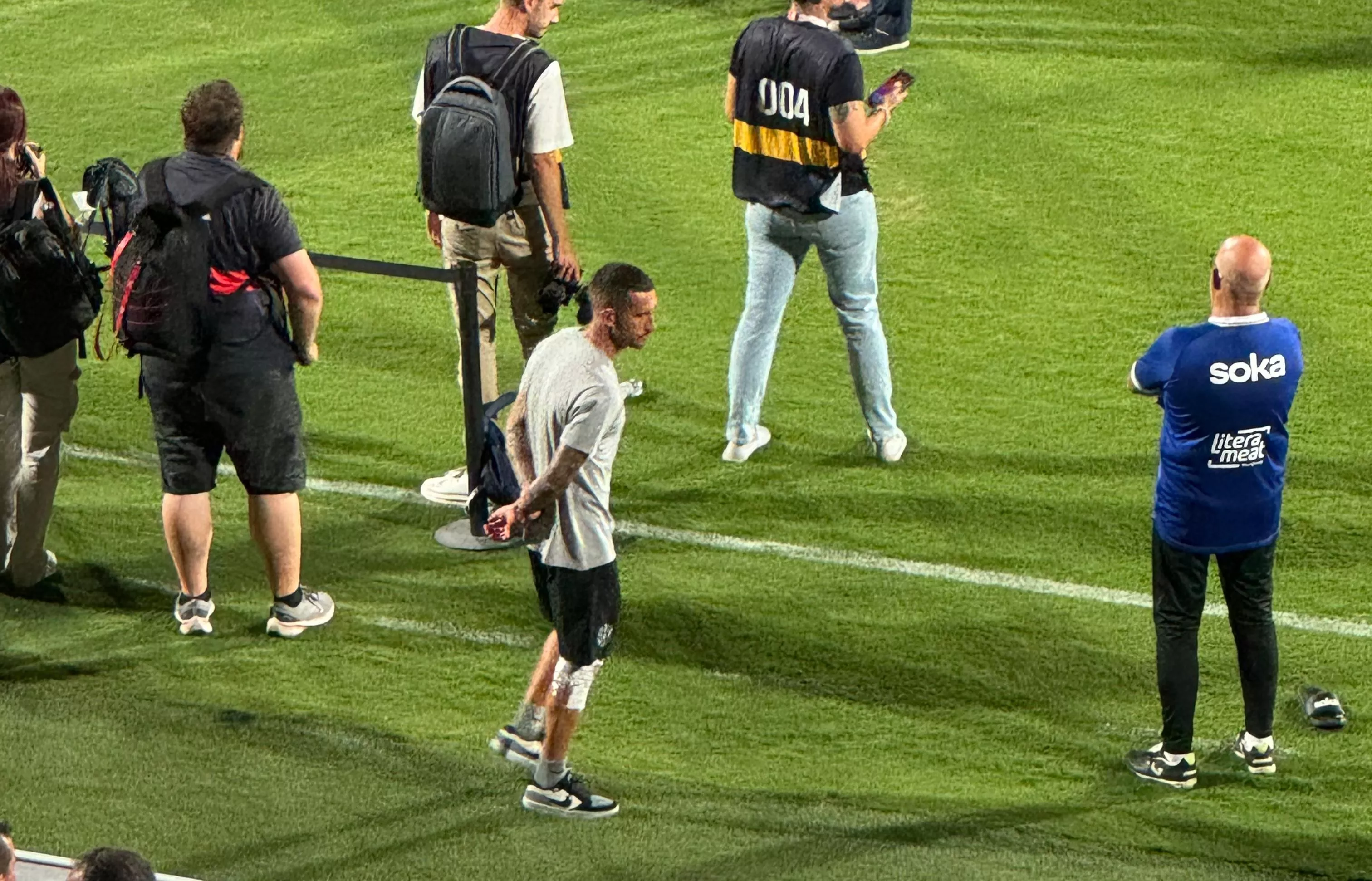 Sielva, sobre el césped del Ibercaja Estadio, con un vendaje tras el partido ante el Zaragoza.