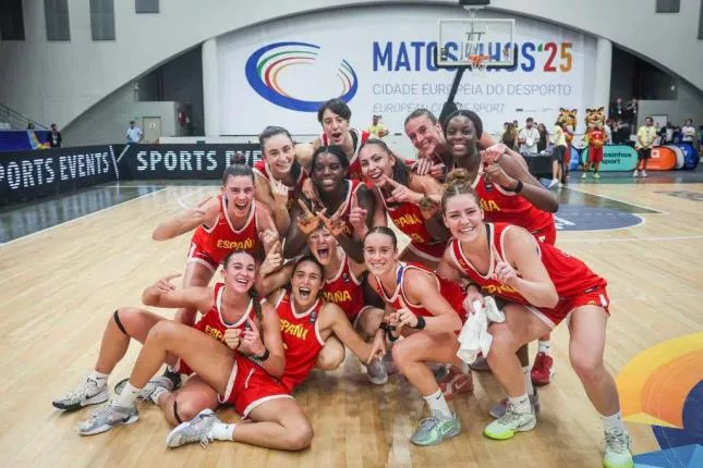 Marina Mata celebra el título junto a sus compañeras.