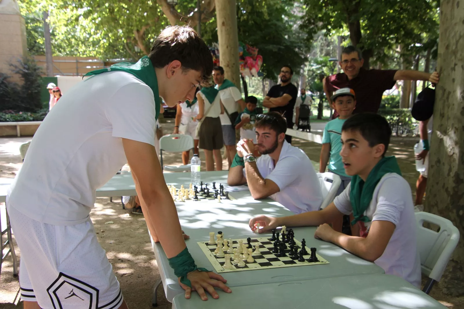 Imágenes de las partidas simultáneas de ajedrez en el Parque Miguel Servet. Foto: Neofato