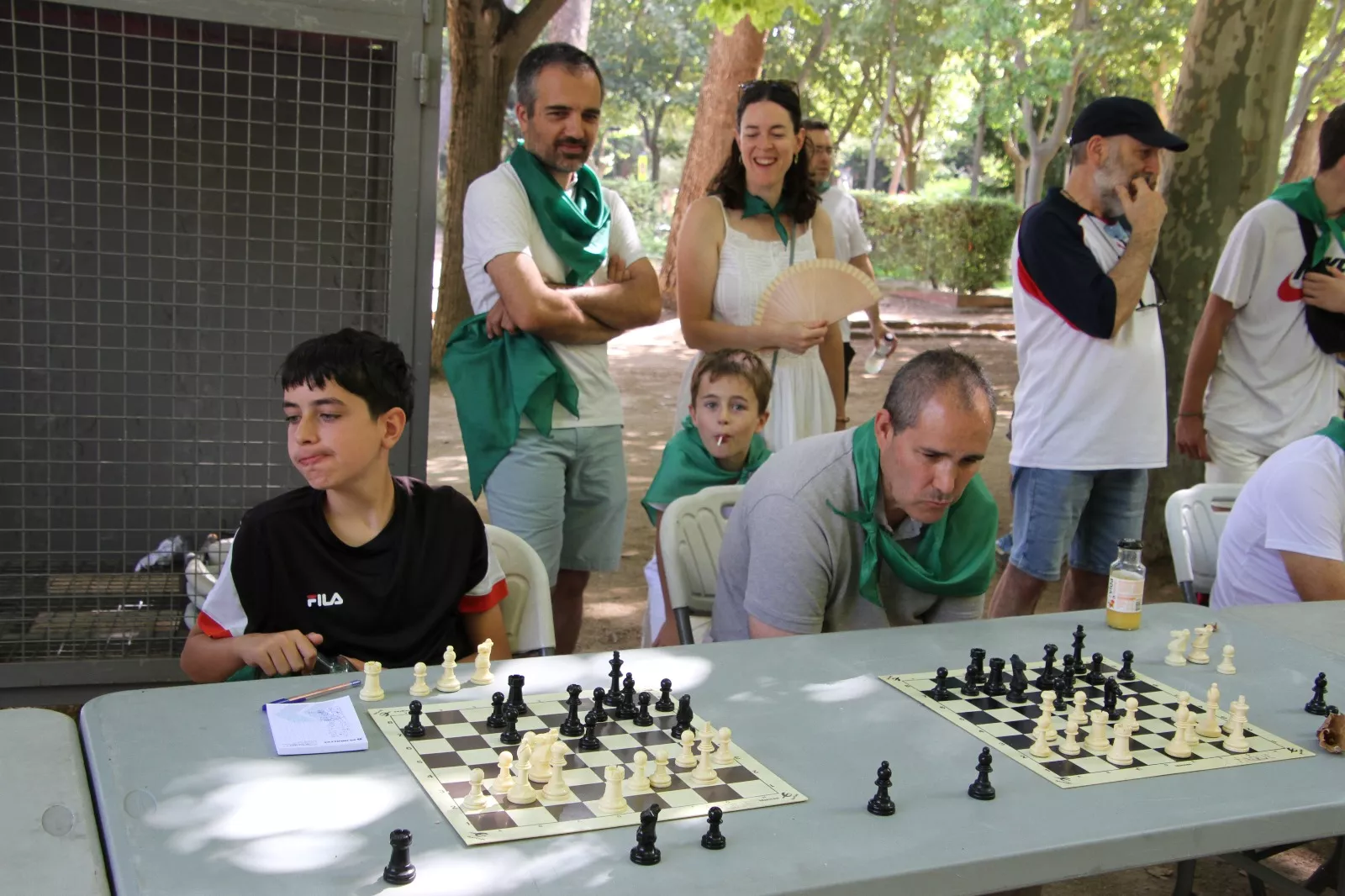 Imágenes de las partidas simultáneas de ajedrez en el Parque Miguel Servet. Foto: Neofato