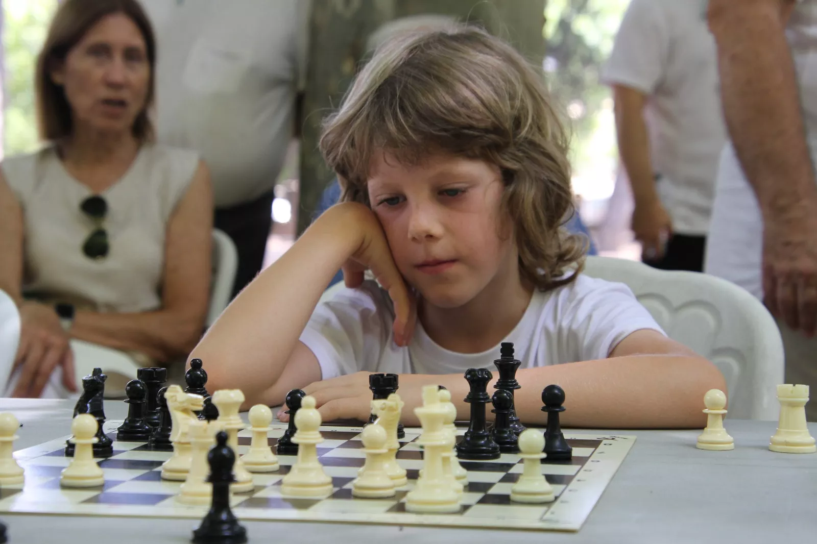 Imágenes de las partidas simultáneas de ajedrez en el Parque Miguel Servet. Foto: Neofato