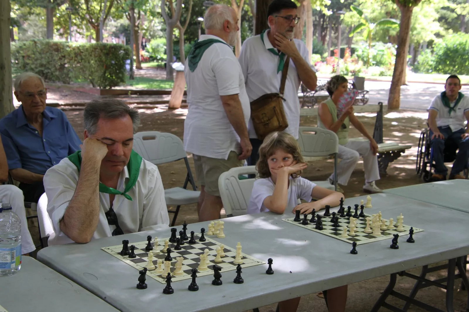 Imágenes de las partidas simultáneas de ajedrez en el Parque Miguel Servet. Foto: Neofato