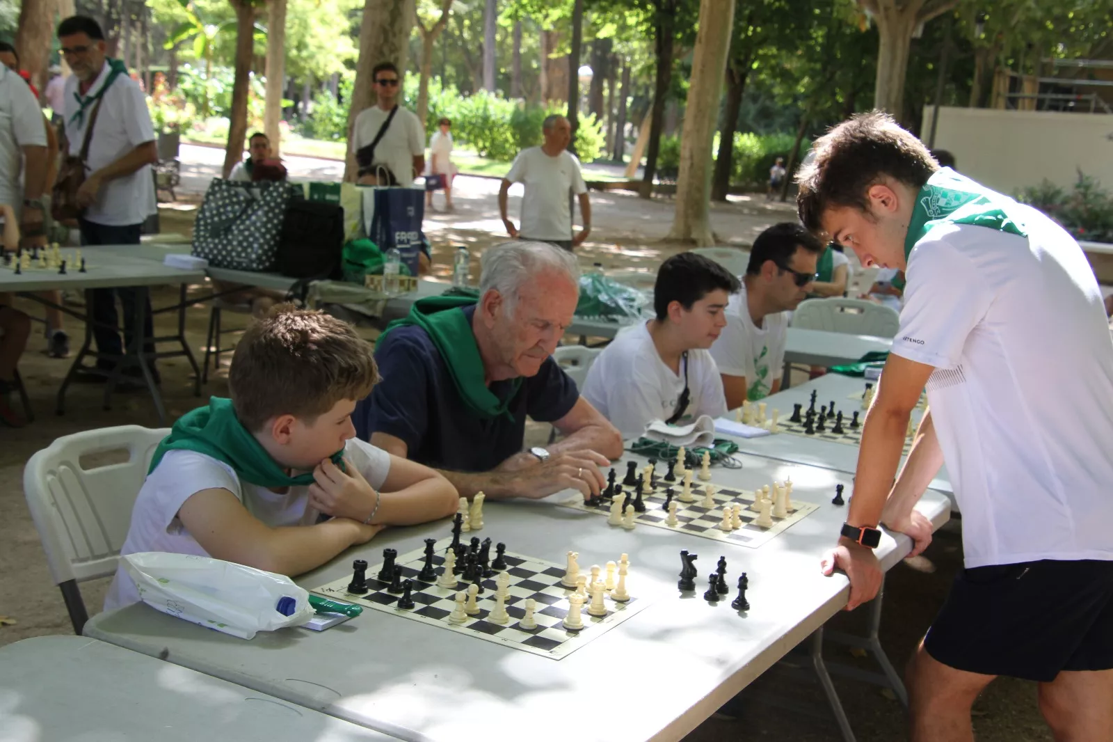 Imágenes de las partidas simultáneas de ajedrez en el Parque Miguel Servet. Foto: Neofato