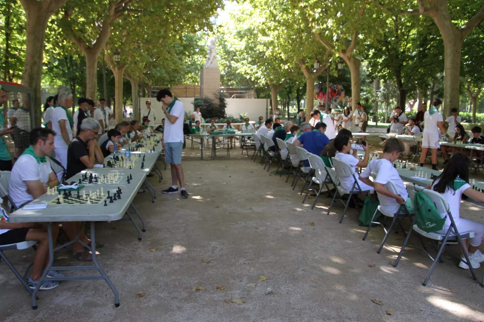 Imágenes de las partidas simultáneas de ajedrez en el Parque Miguel Servet. Foto: Neofato