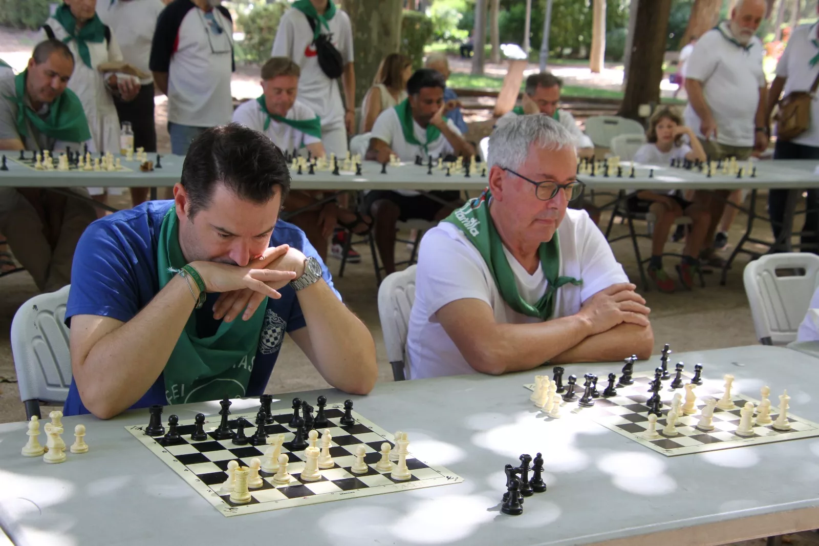 Imágenes de las partidas simultáneas de ajedrez en el Parque Miguel Servet. Foto: Neofato