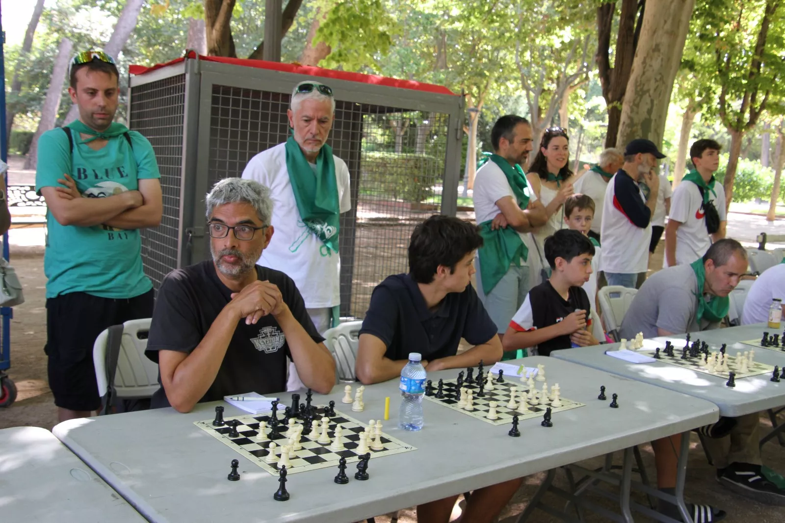 Imágenes de las partidas simultáneas de ajedrez en el Parque Miguel Servet. Foto: Neofato
