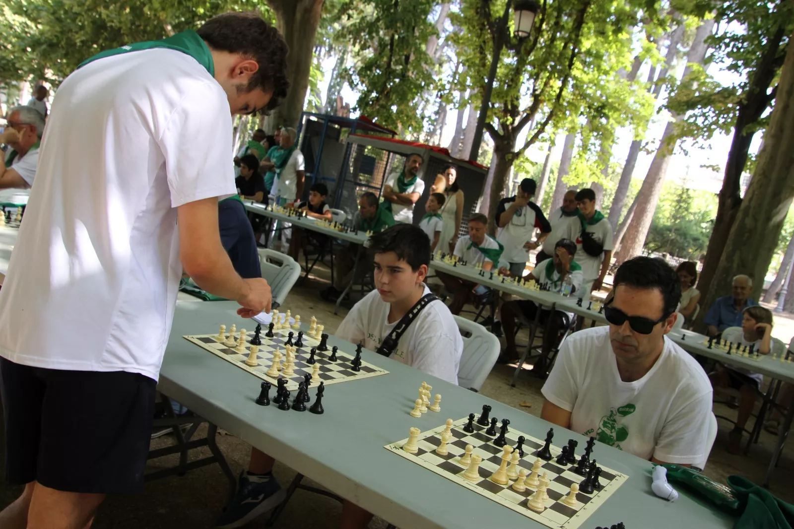 Imágenes de las partidas simultáneas de ajedrez en el Parque Miguel Servet. Foto: Neofato