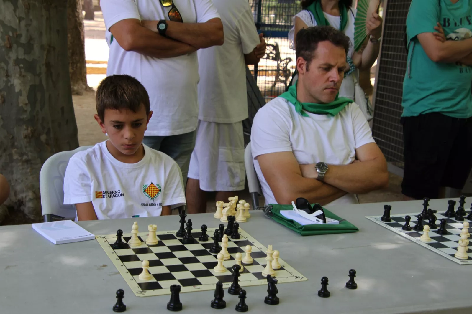 Imágenes de las partidas simultáneas de ajedrez en el Parque Miguel Servet. Foto: Neofato