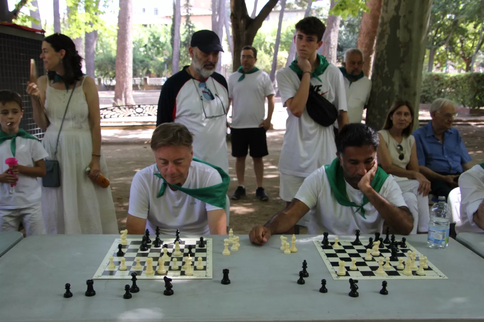 Imágenes de las partidas simultáneas de ajedrez en el Parque Miguel Servet. Foto: Neofato