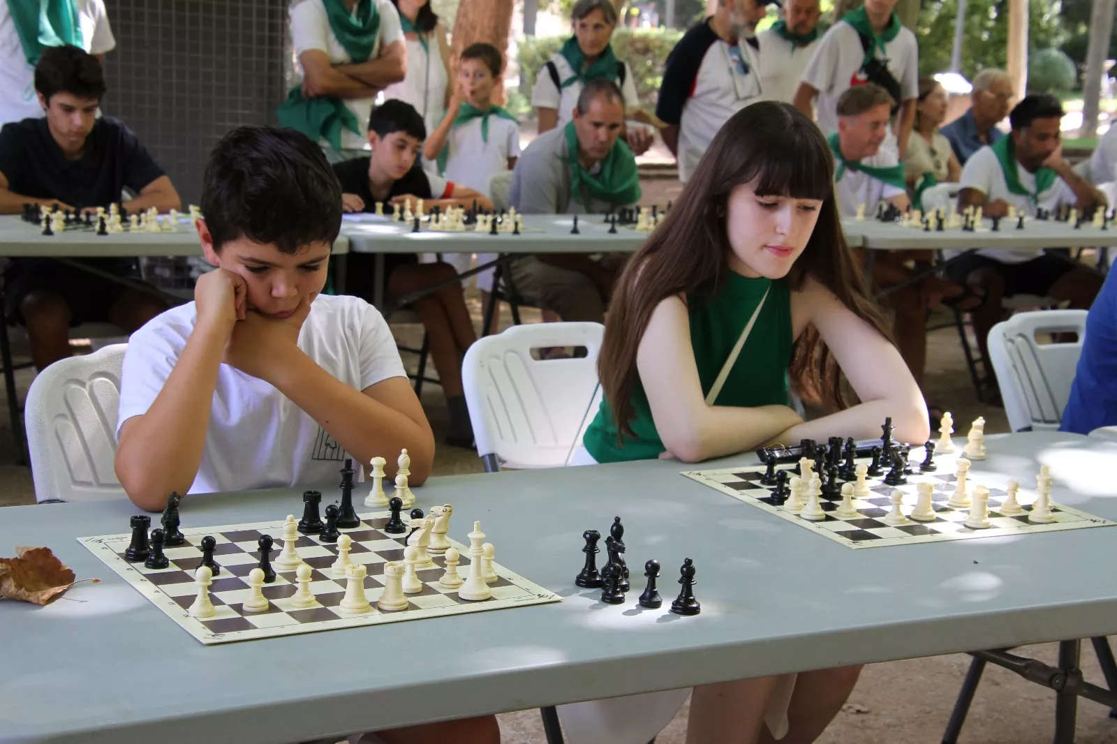 Imágenes de las partidas simultáneas de ajedrez en el Parque Miguel Servet. Foto: Neofato
